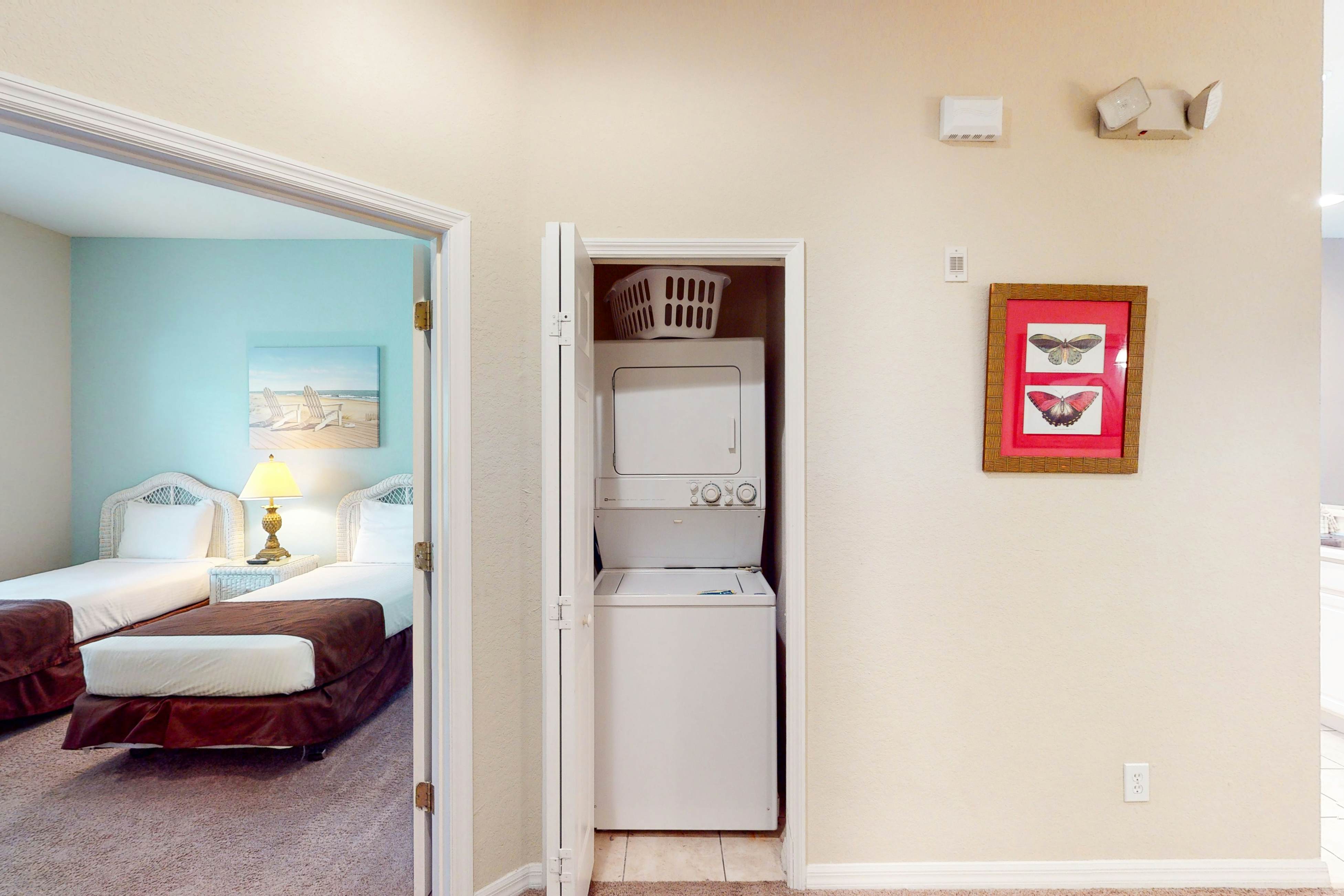 2nd floor condo near theme parks, sauna, gym, shared pools, balcony