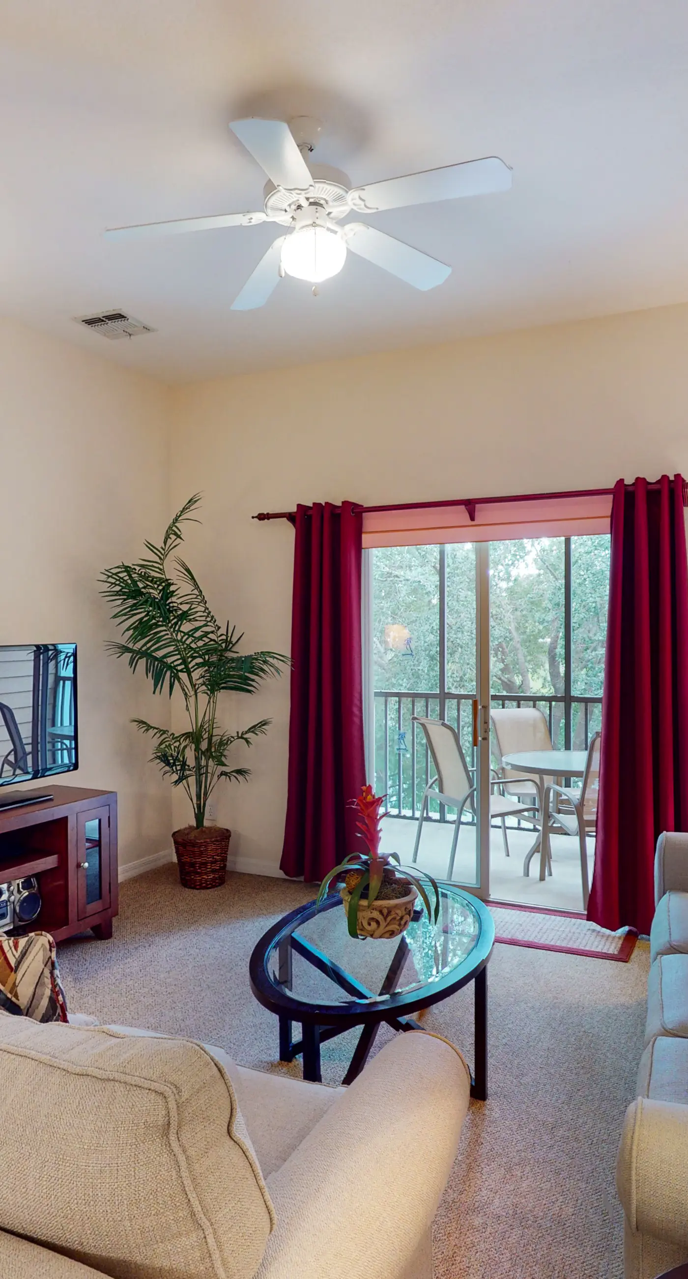 2nd floor condo w restaurant, sauna, shared pools, gym, balcony