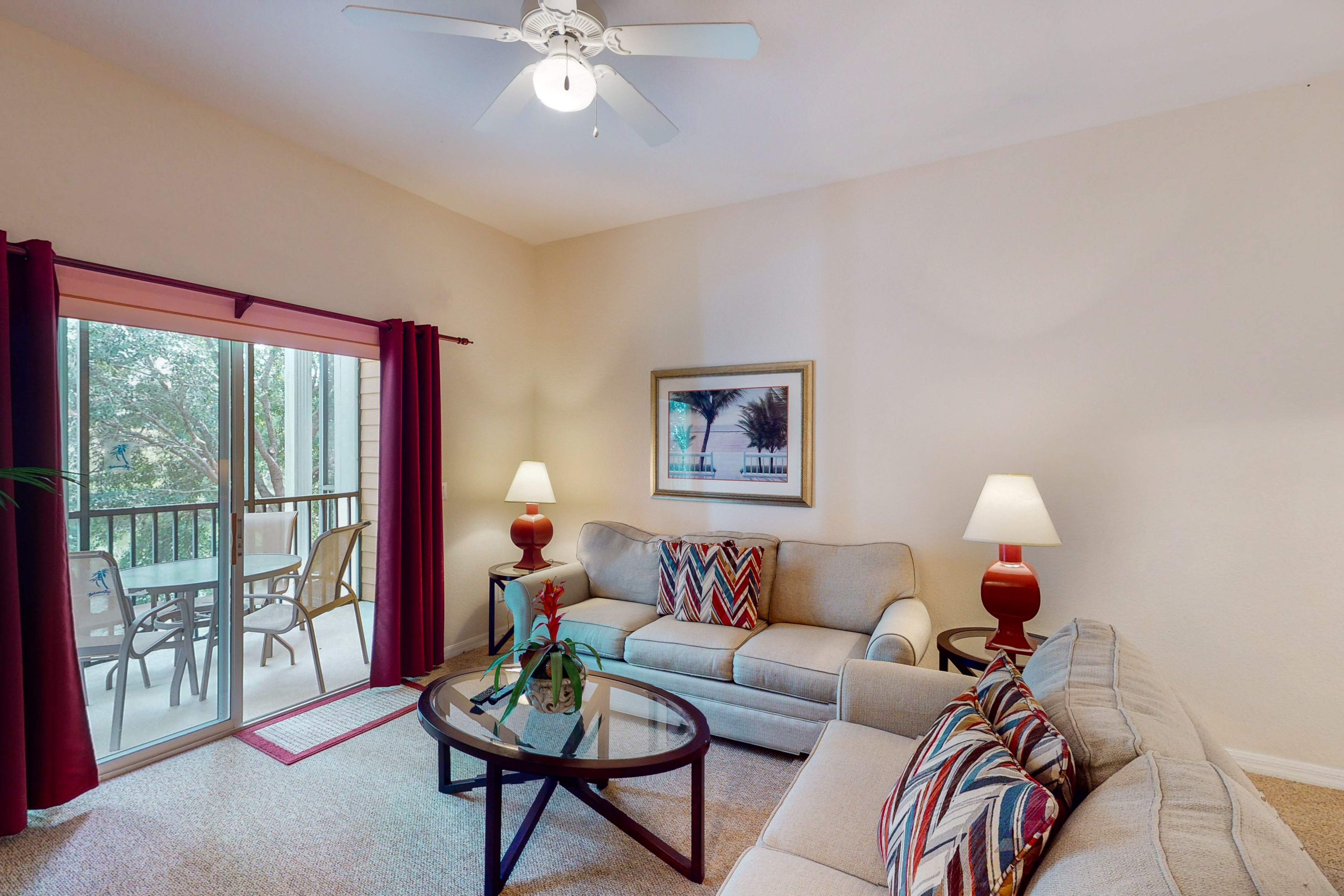 2nd floor condo w/ restaurant, sauna, shared pools, gym, balcony