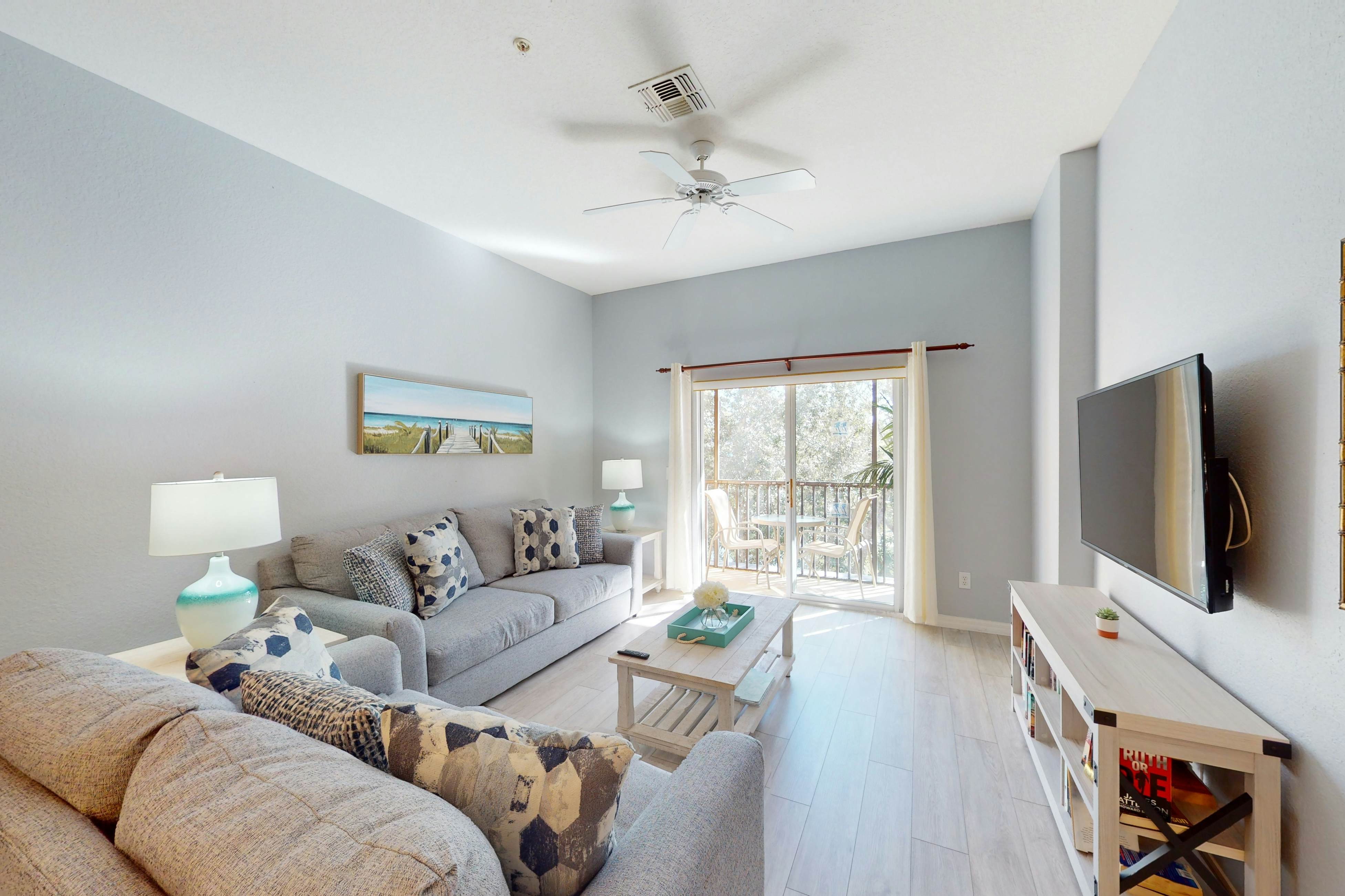 Resort condo near theme parks with private washer/dryer & central AC