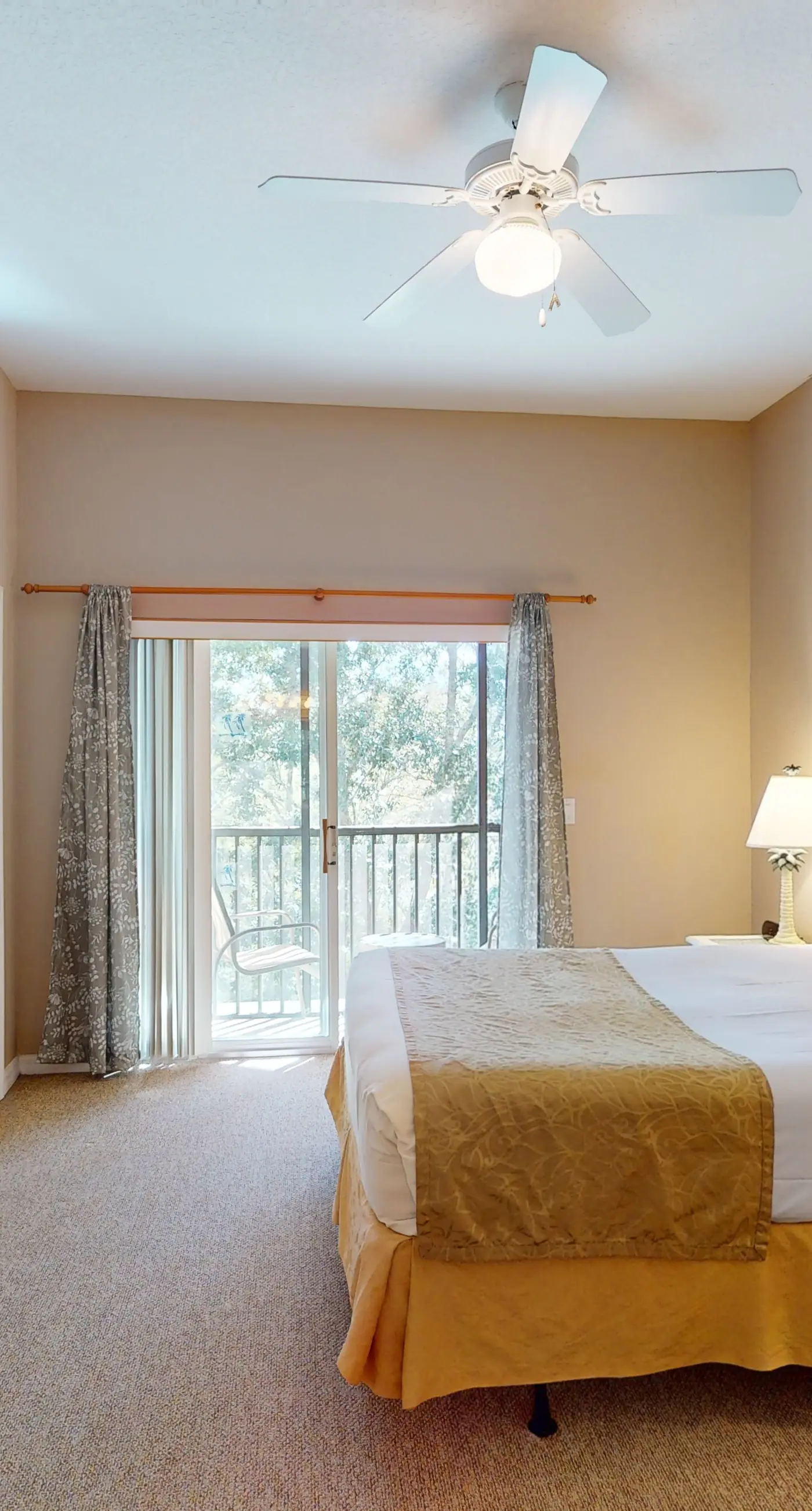 Resort condo near theme parks with private washer/dryer & central AC