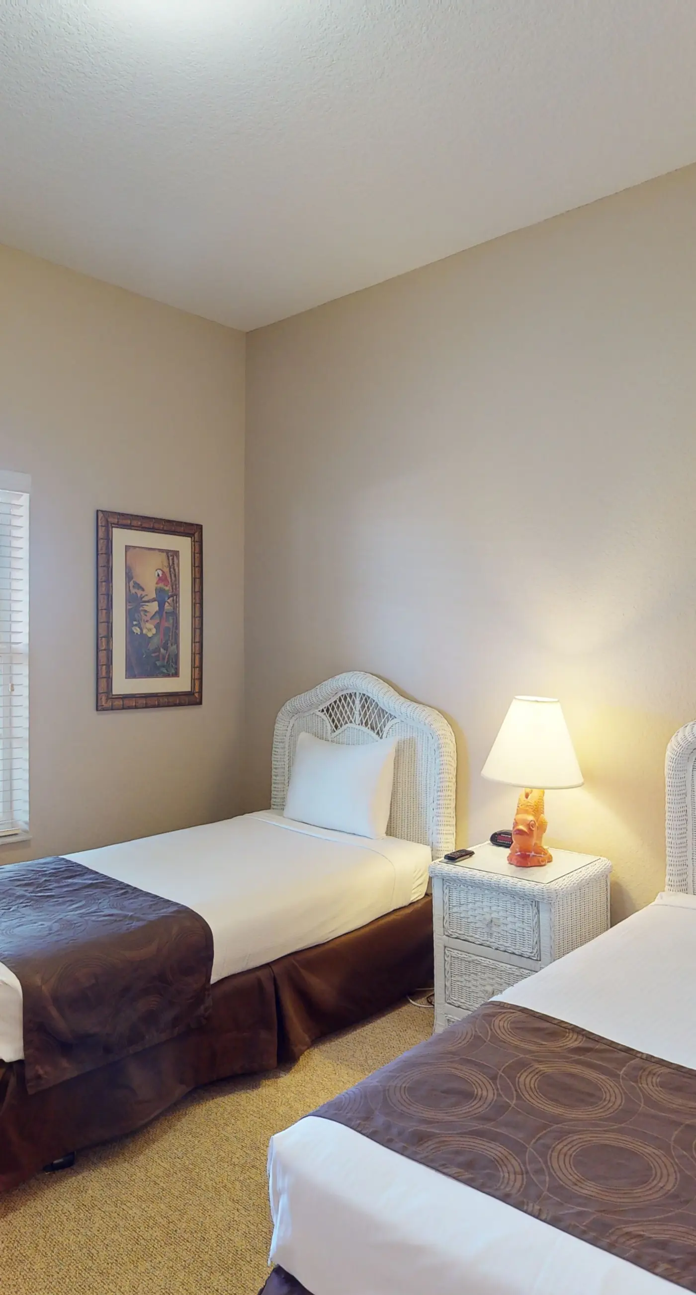 Resort condo near theme parks with private washer/dryer & central AC