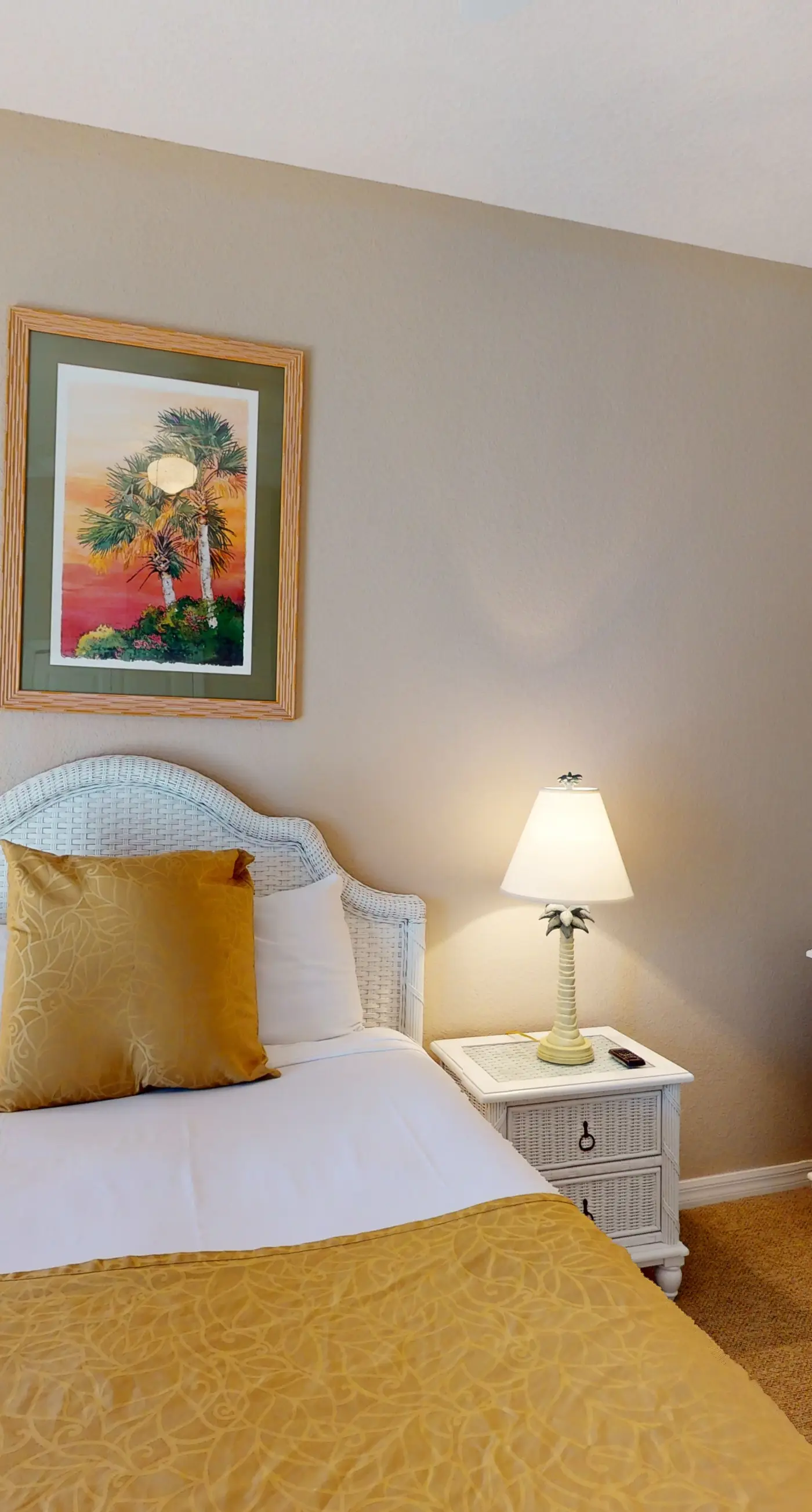 Resort condo near theme parks with private washer/dryer & central AC