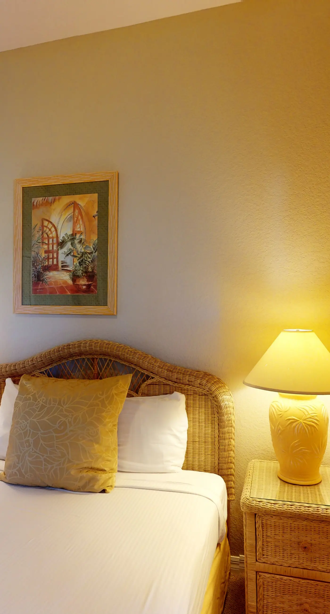 Resort condo near theme parks with private washer/dryer & central AC