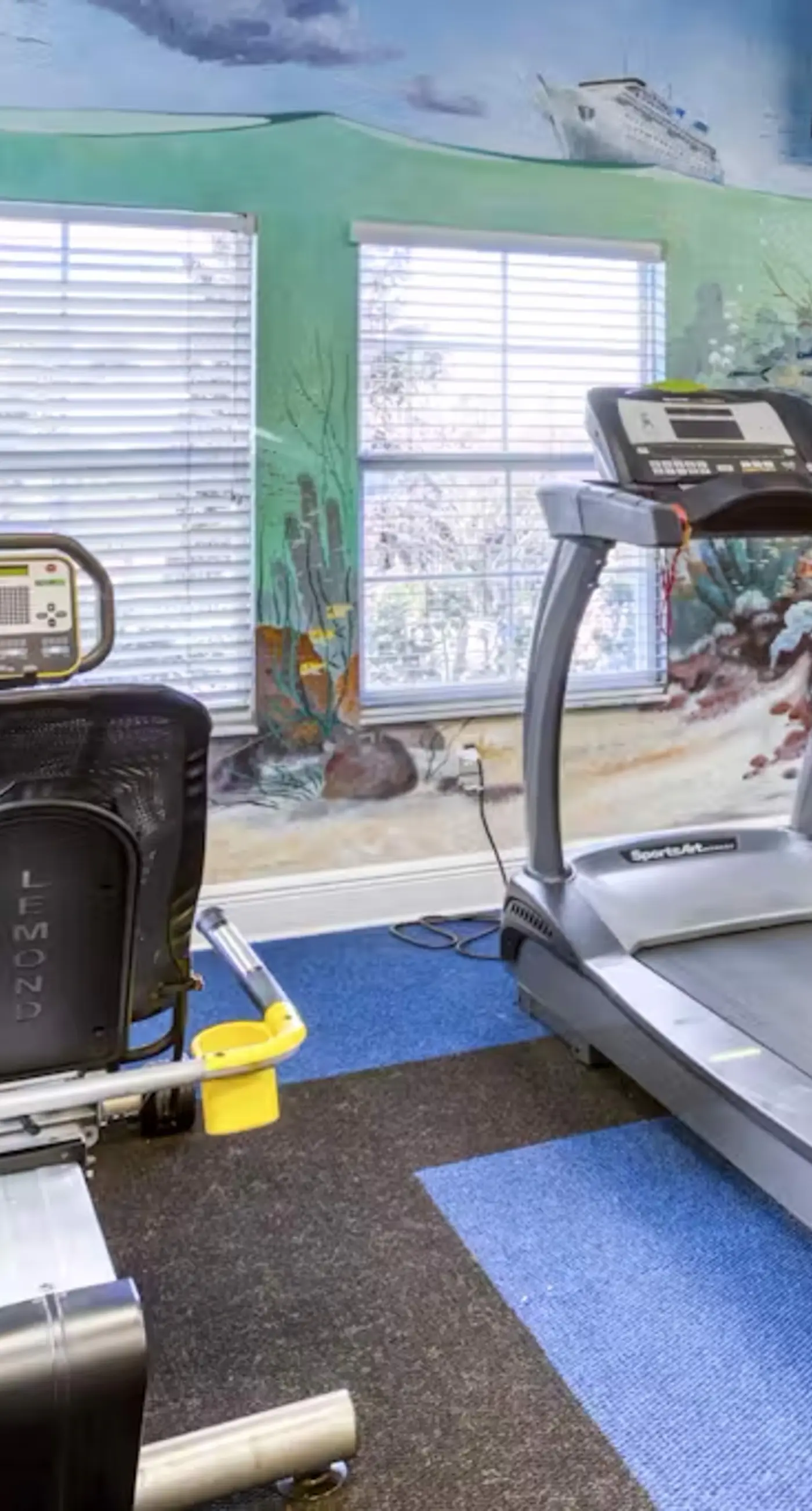 Resort condo near theme parks with private washer/dryer & central AC