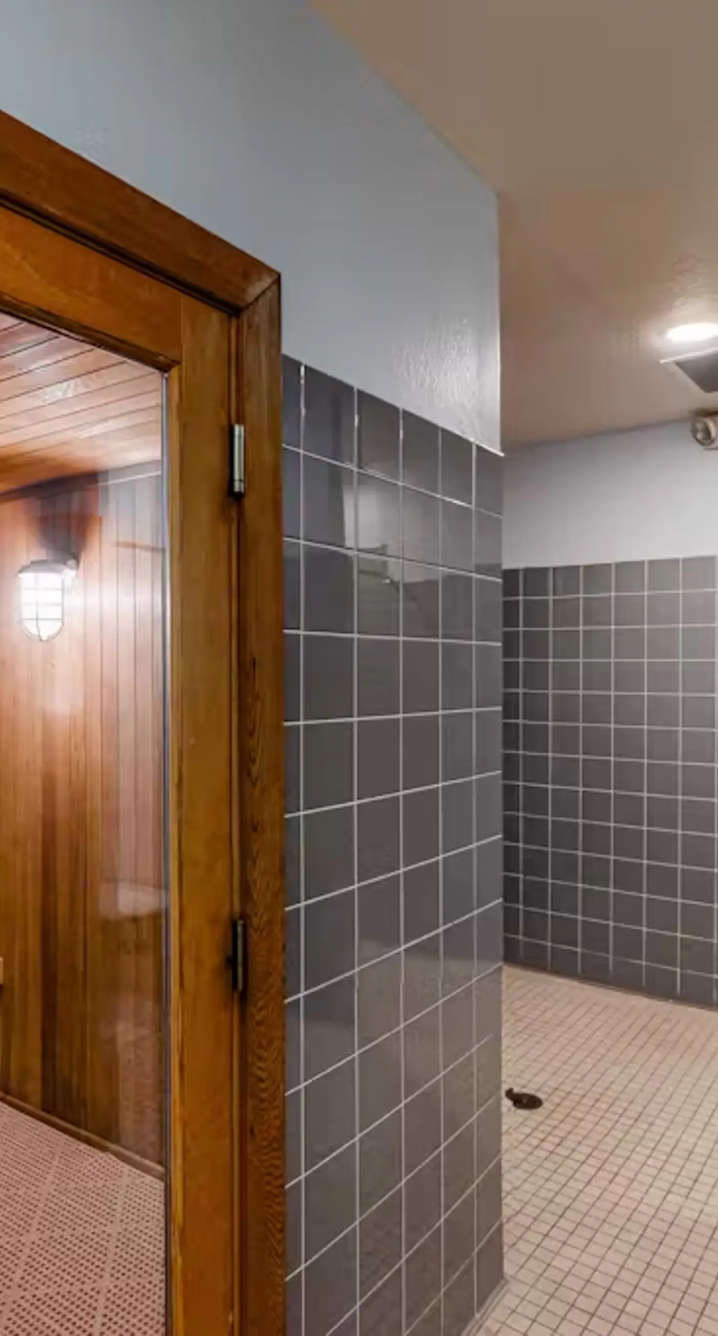 Resort condo near theme parks with private washer/dryer & central AC