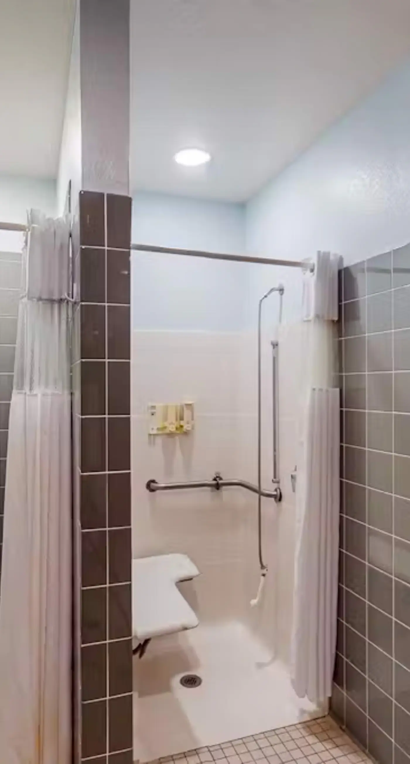 Resort condo near theme parks with private washer/dryer & central AC