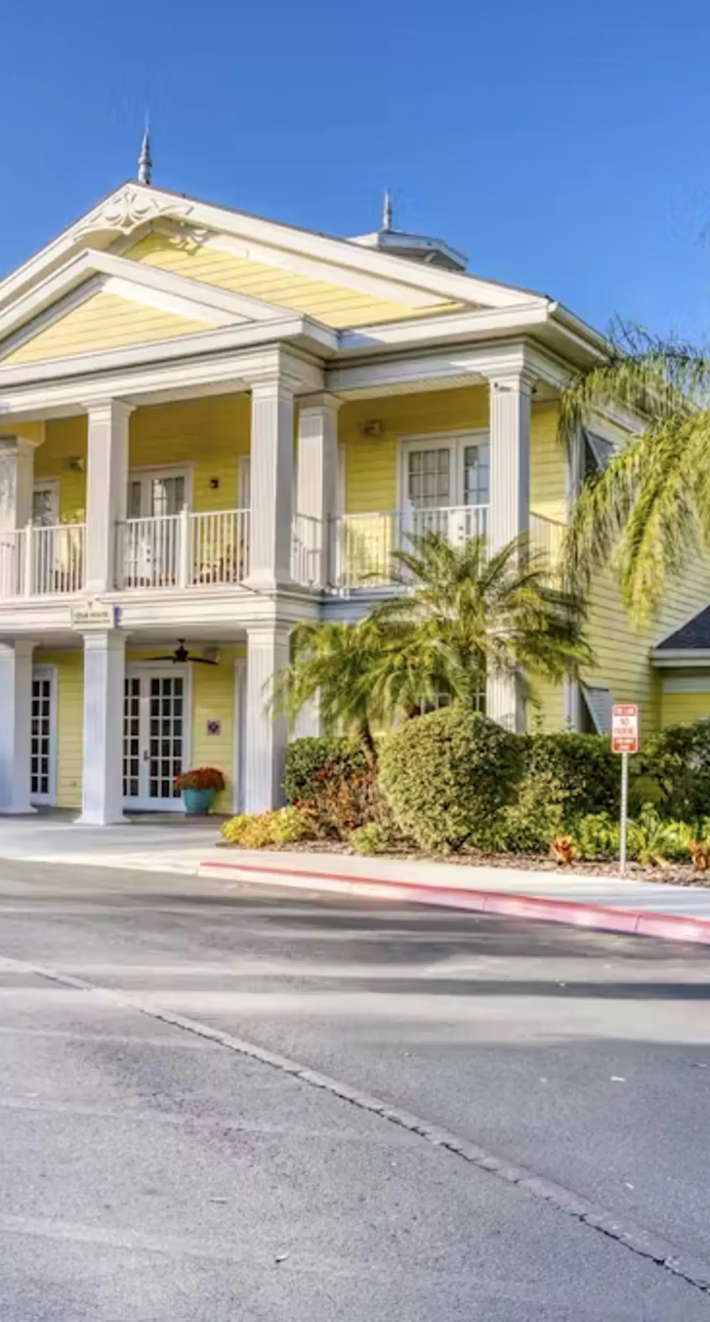 Resort condo near theme parks with private washer/dryer & central AC