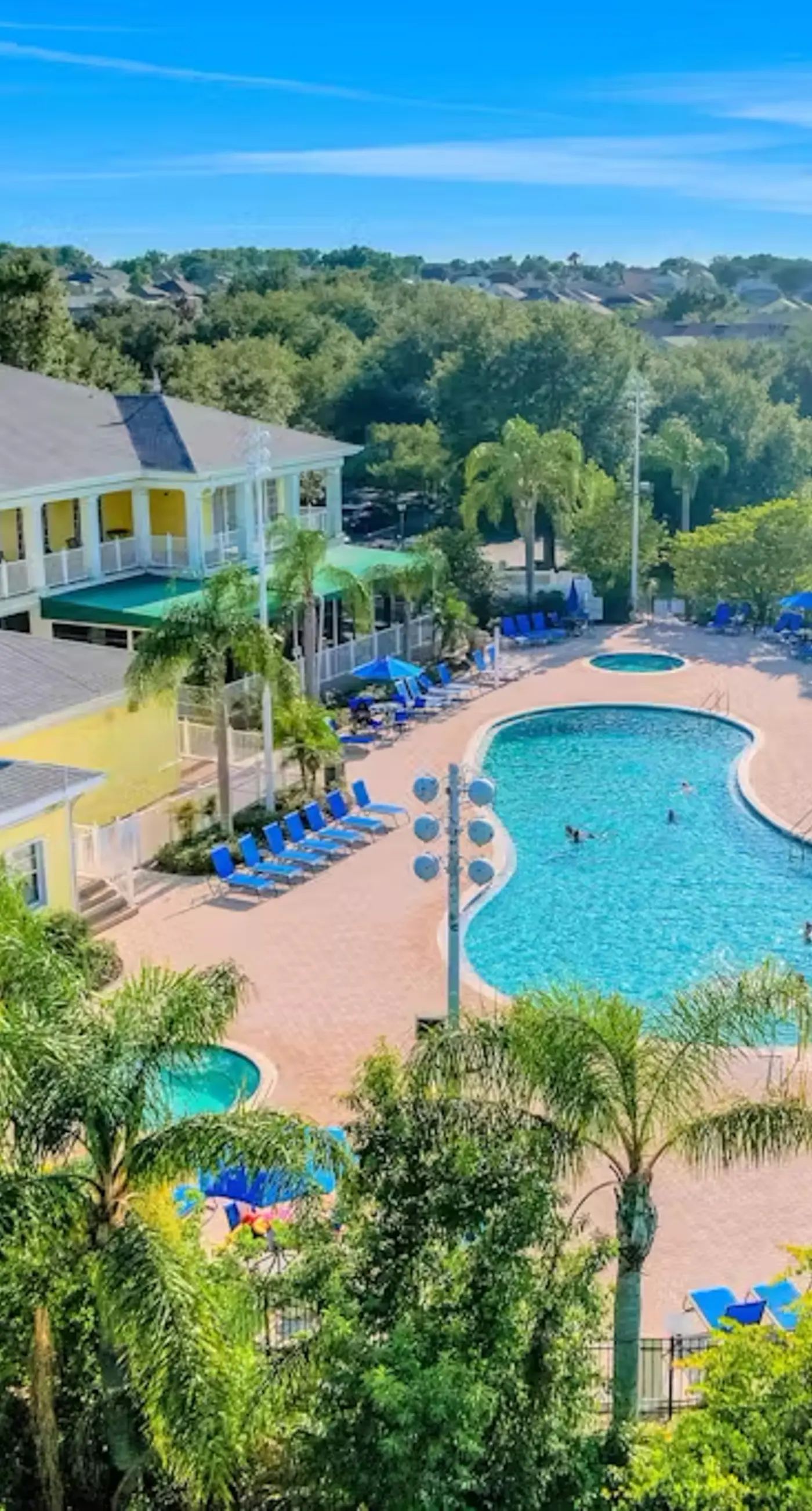 Resort condo near theme parks with private washer/dryer & central AC