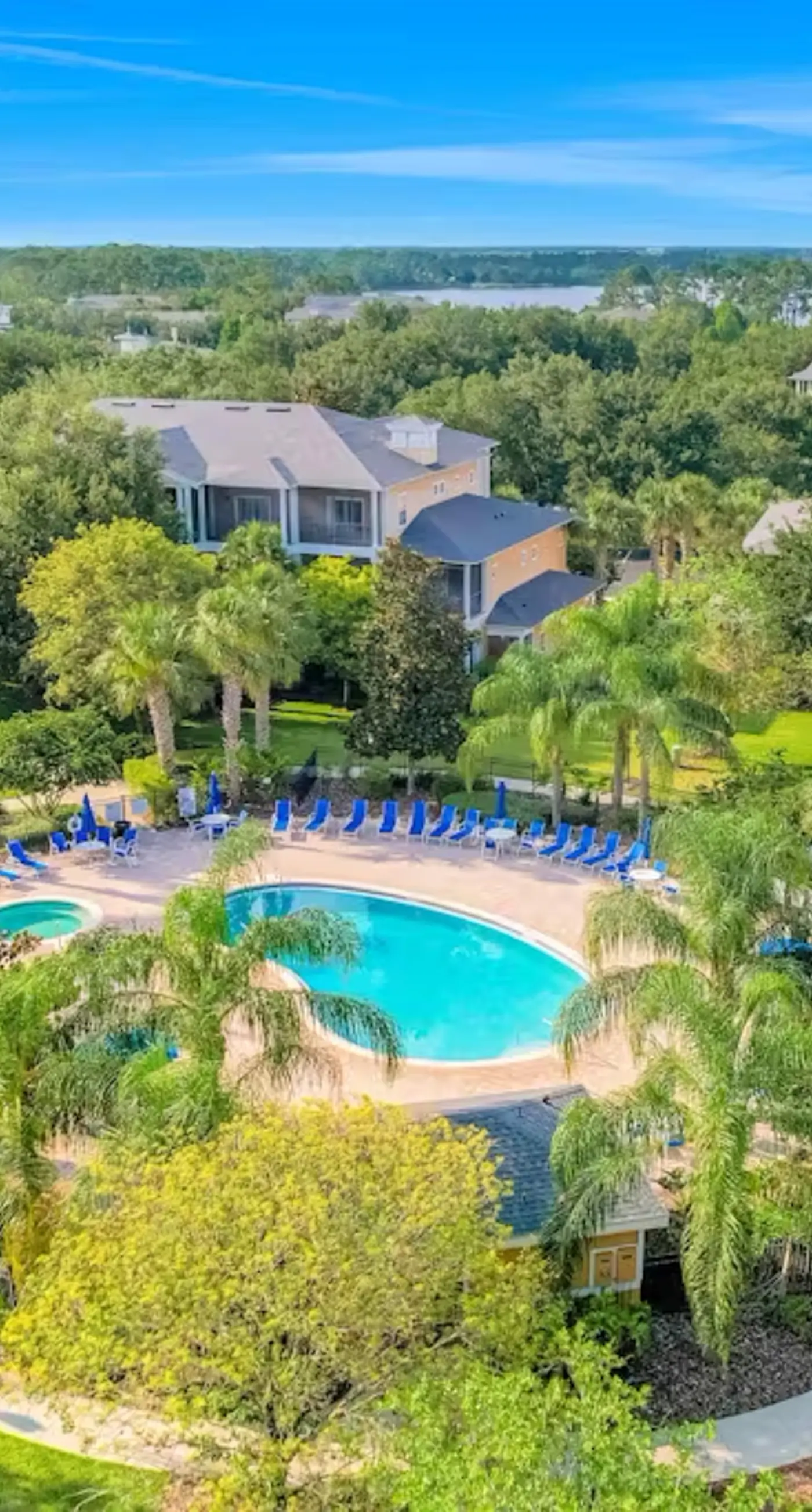 Resort condo near theme parks with private washer/dryer & central AC