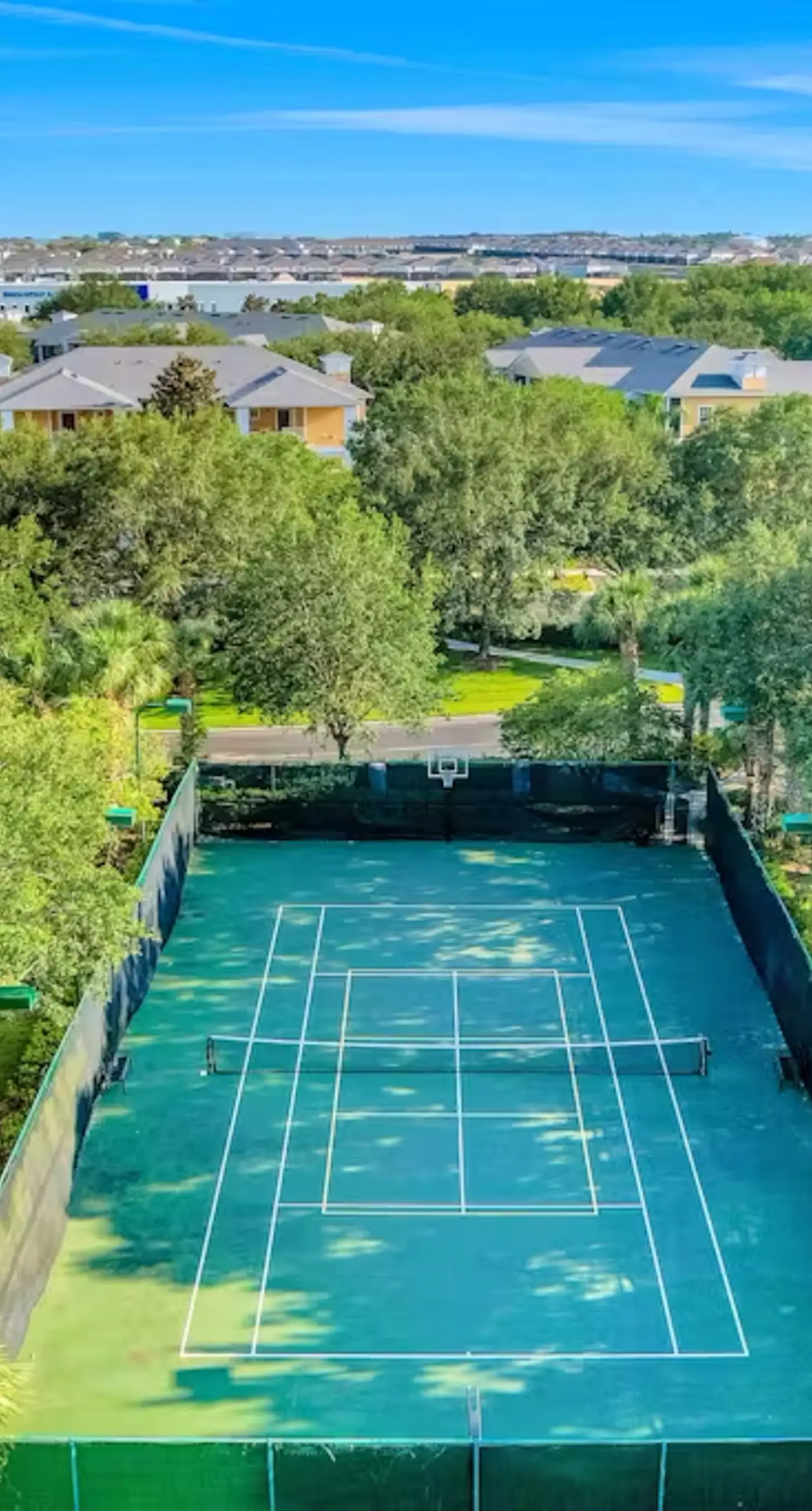 Resort condo near theme parks with private washer/dryer & central AC