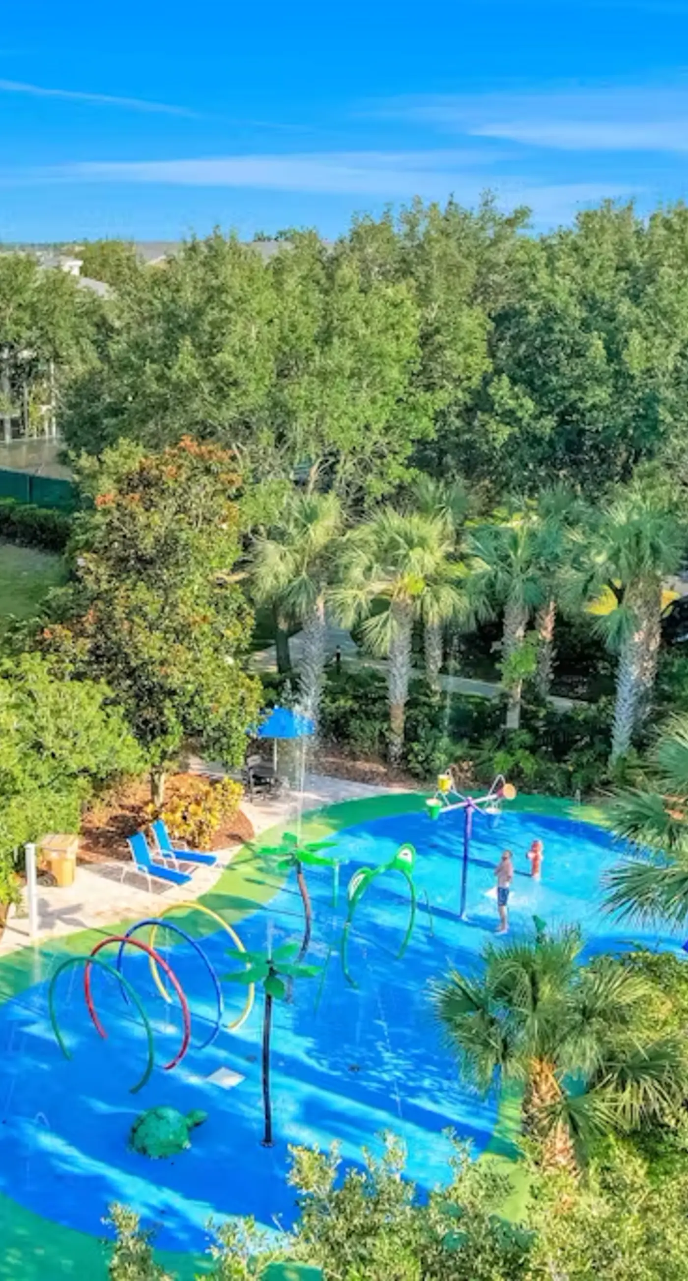 Resort condo near theme parks with private washer/dryer & central AC