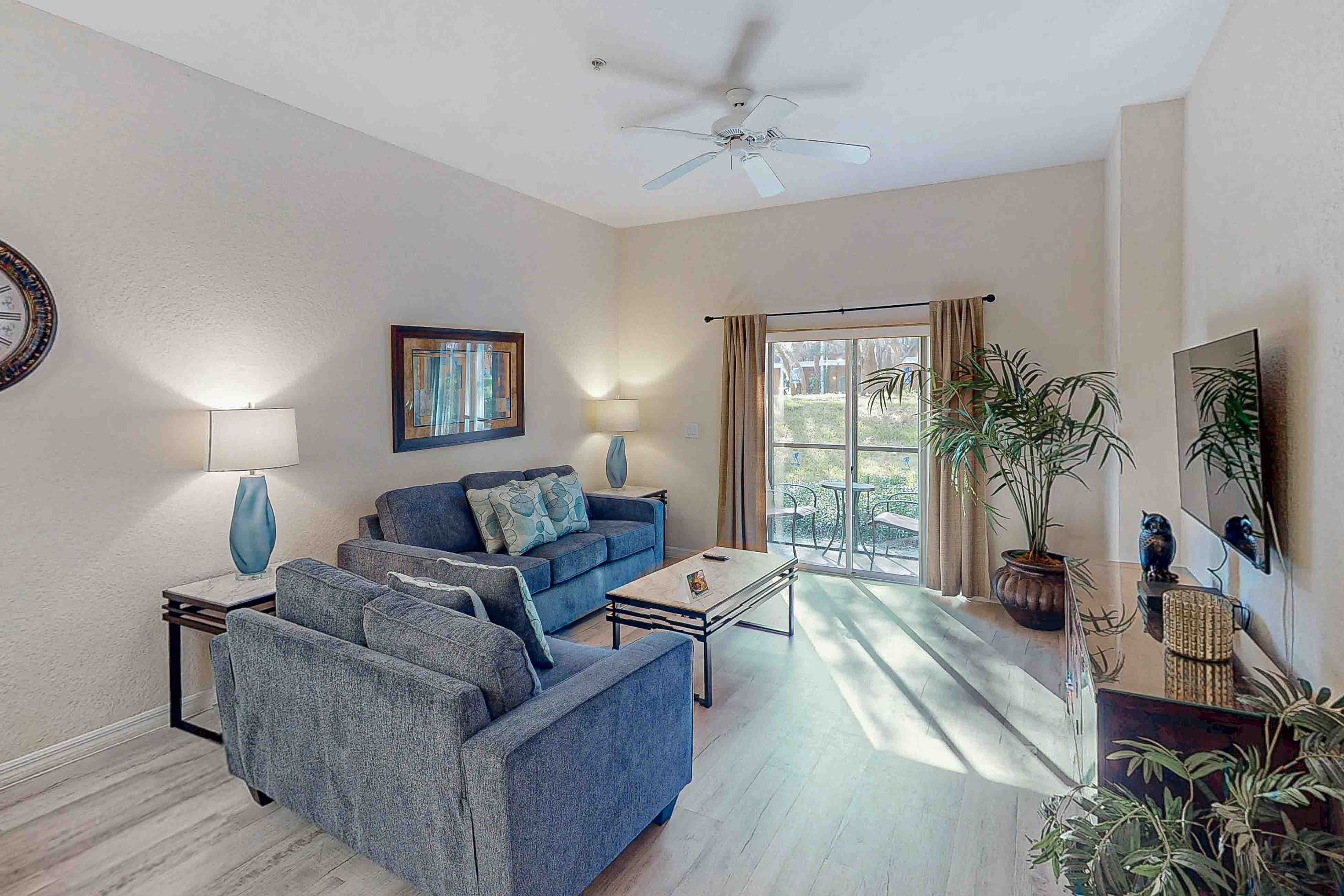 1st floor condo w/ basketball/tennis courts, near theme parks, & restaurant