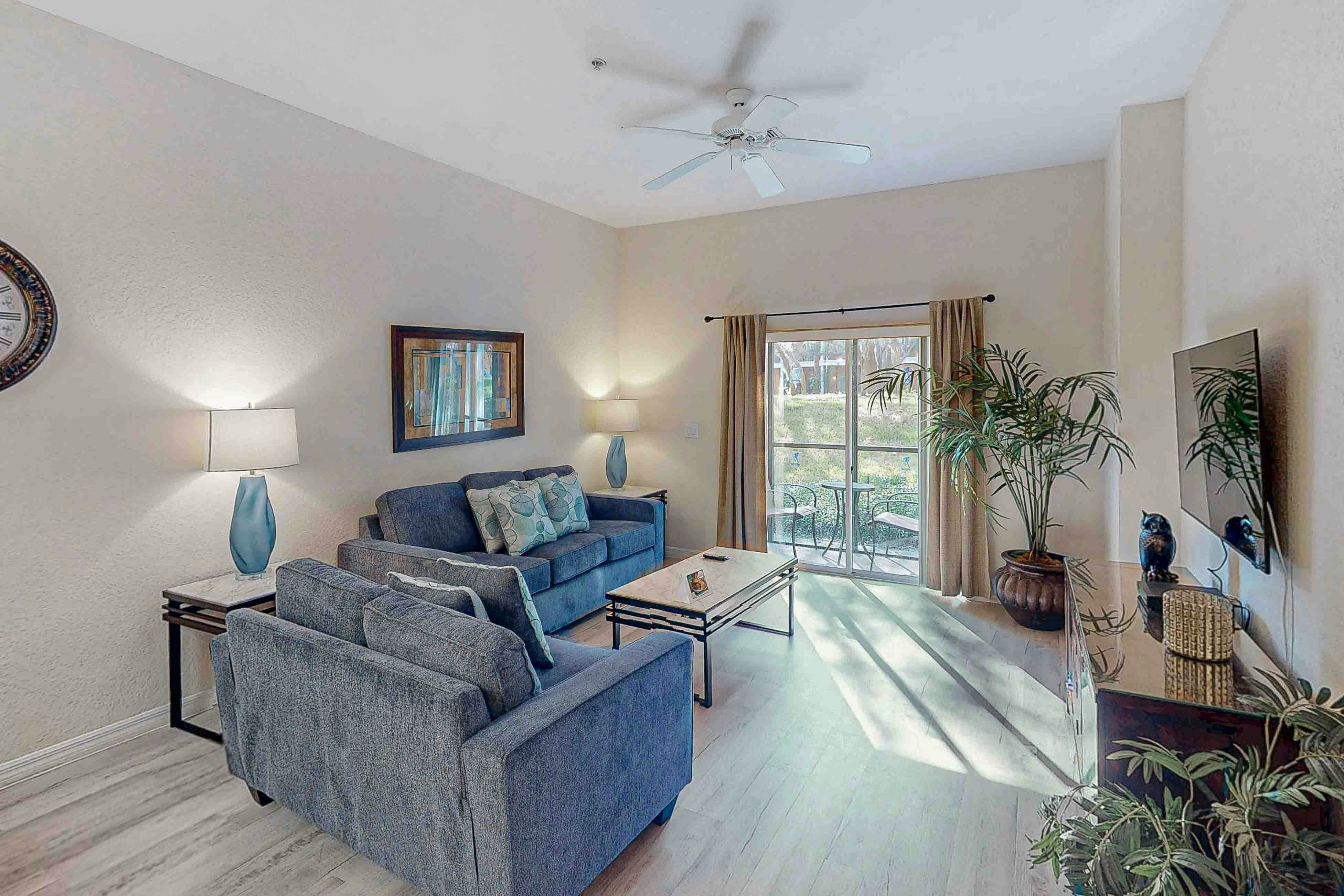 1st floor condo w/ basketball/tennis courts, near theme parks, & restaurant