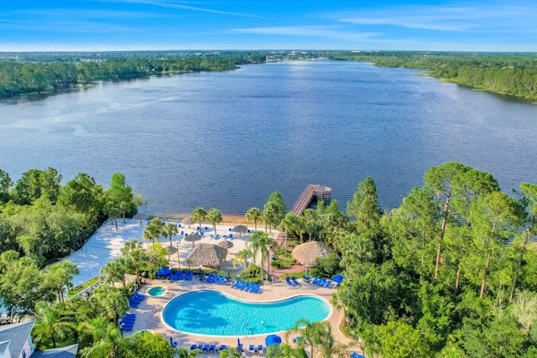 1st floor condo w/ basketball/tennis courts, near theme parks, & restaurant