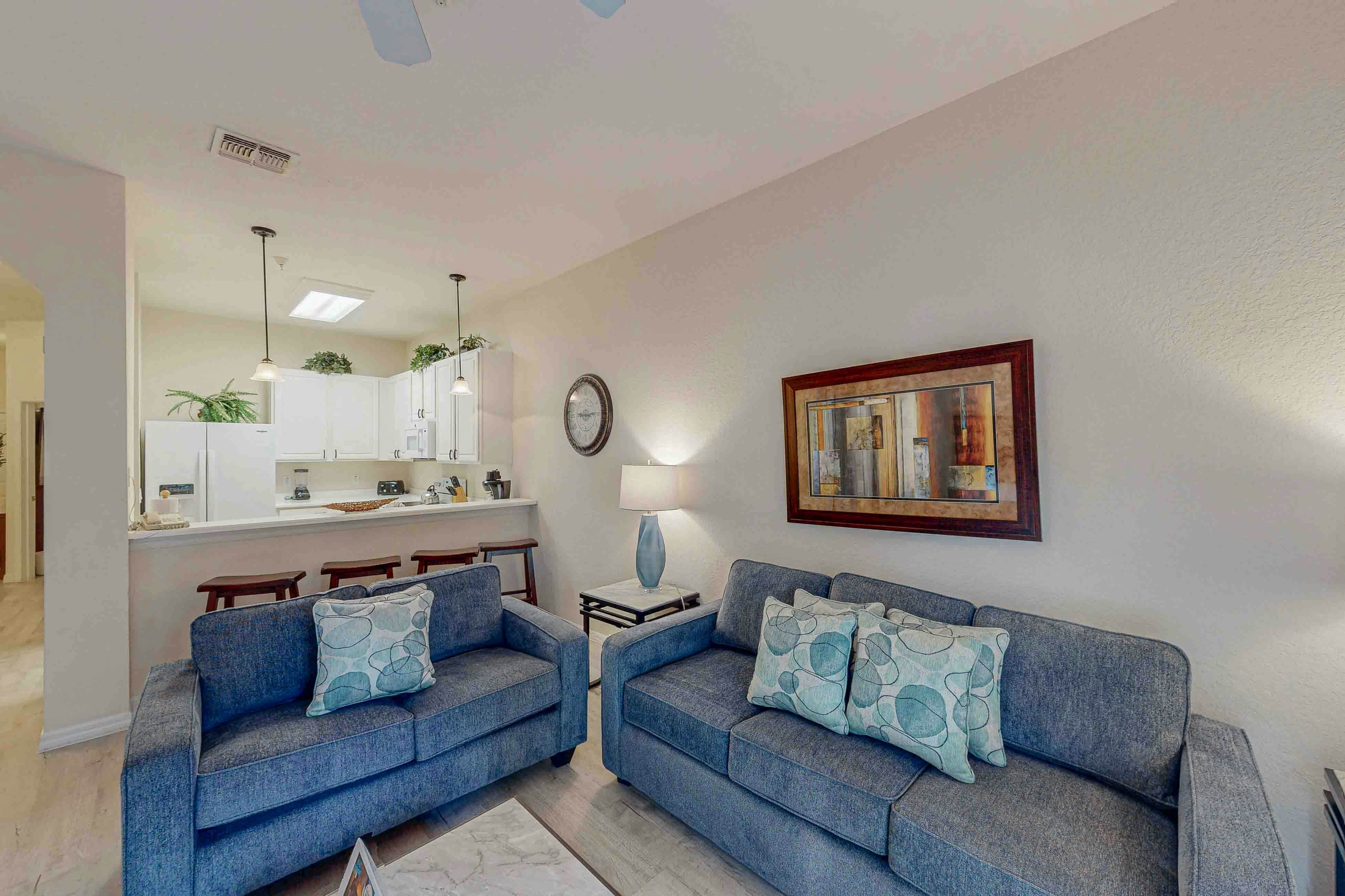 1st floor condo w/ basketball/tennis courts, near theme parks, & restaurant