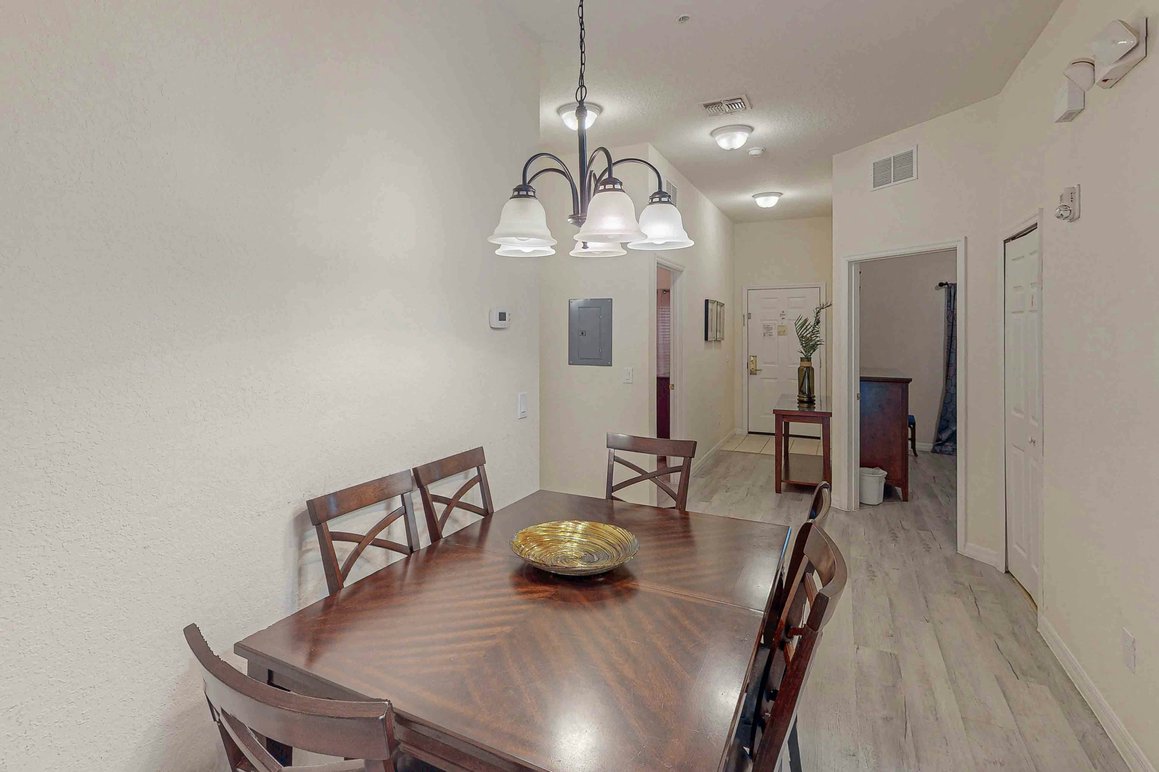 1st floor condo w/ basketball/tennis courts, near theme parks, & restaurant