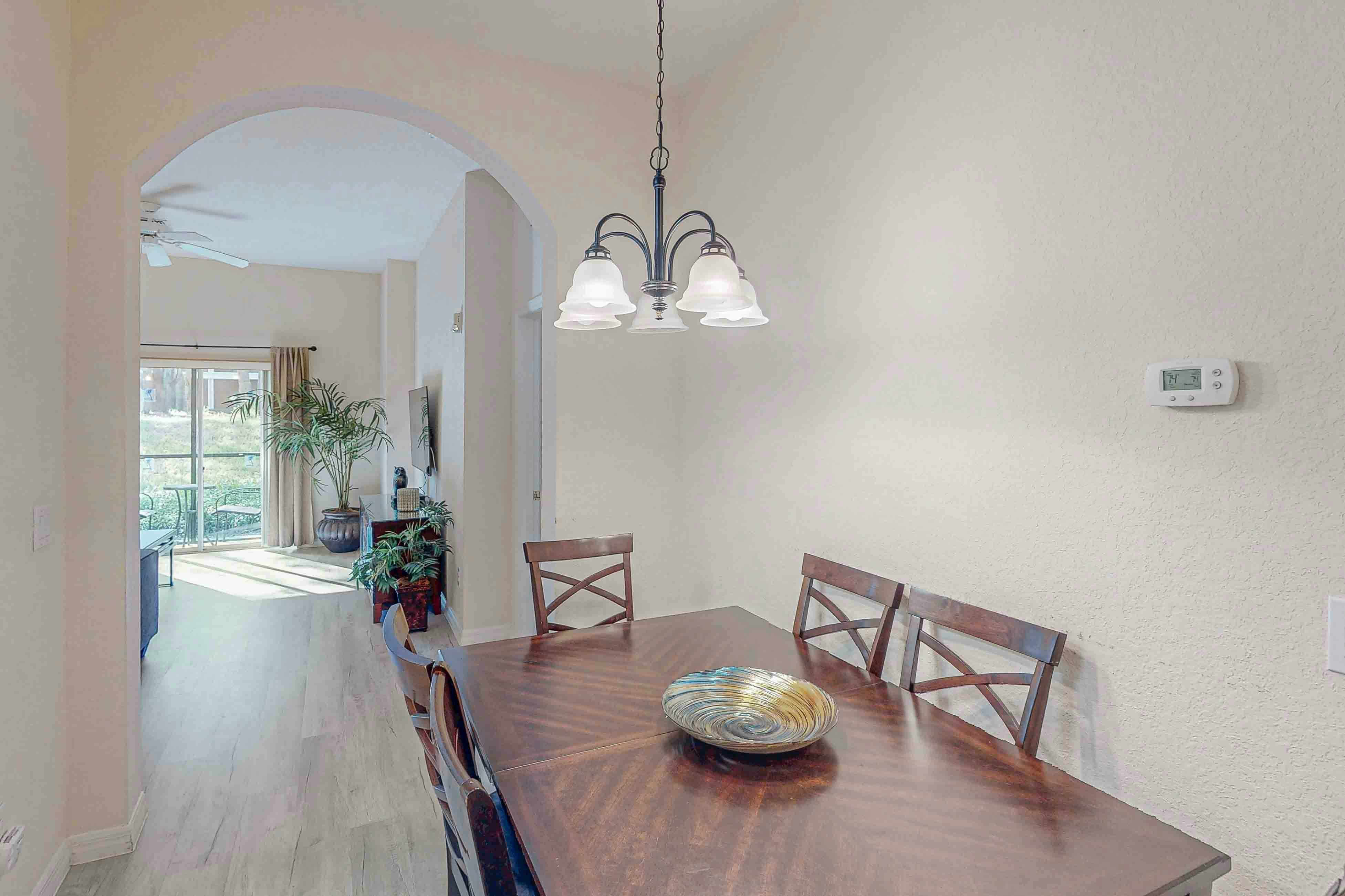 1st floor condo w/ basketball/tennis courts, near theme parks, & restaurant