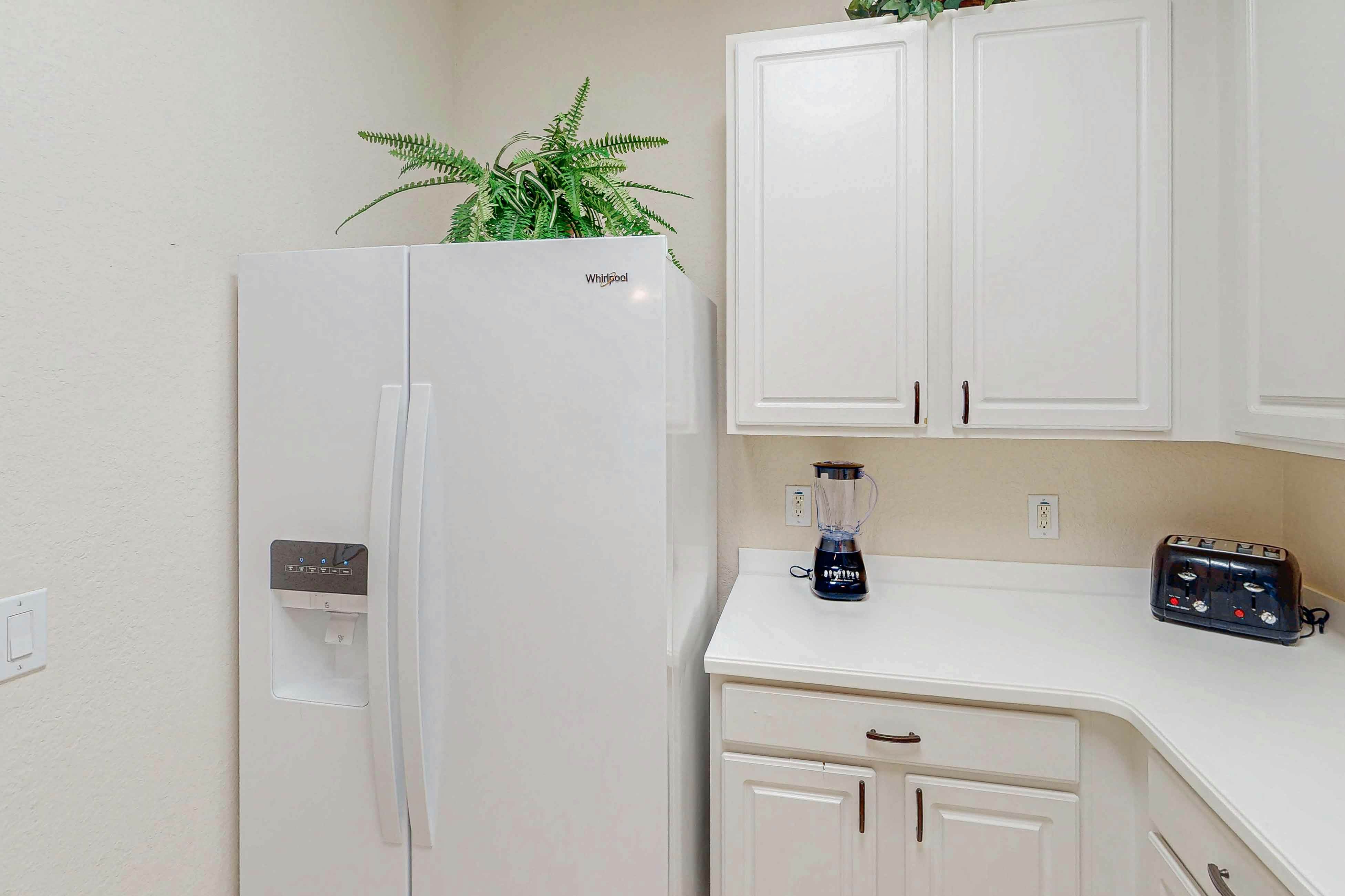 1st floor condo w/ basketball/tennis courts, near theme parks, & restaurant