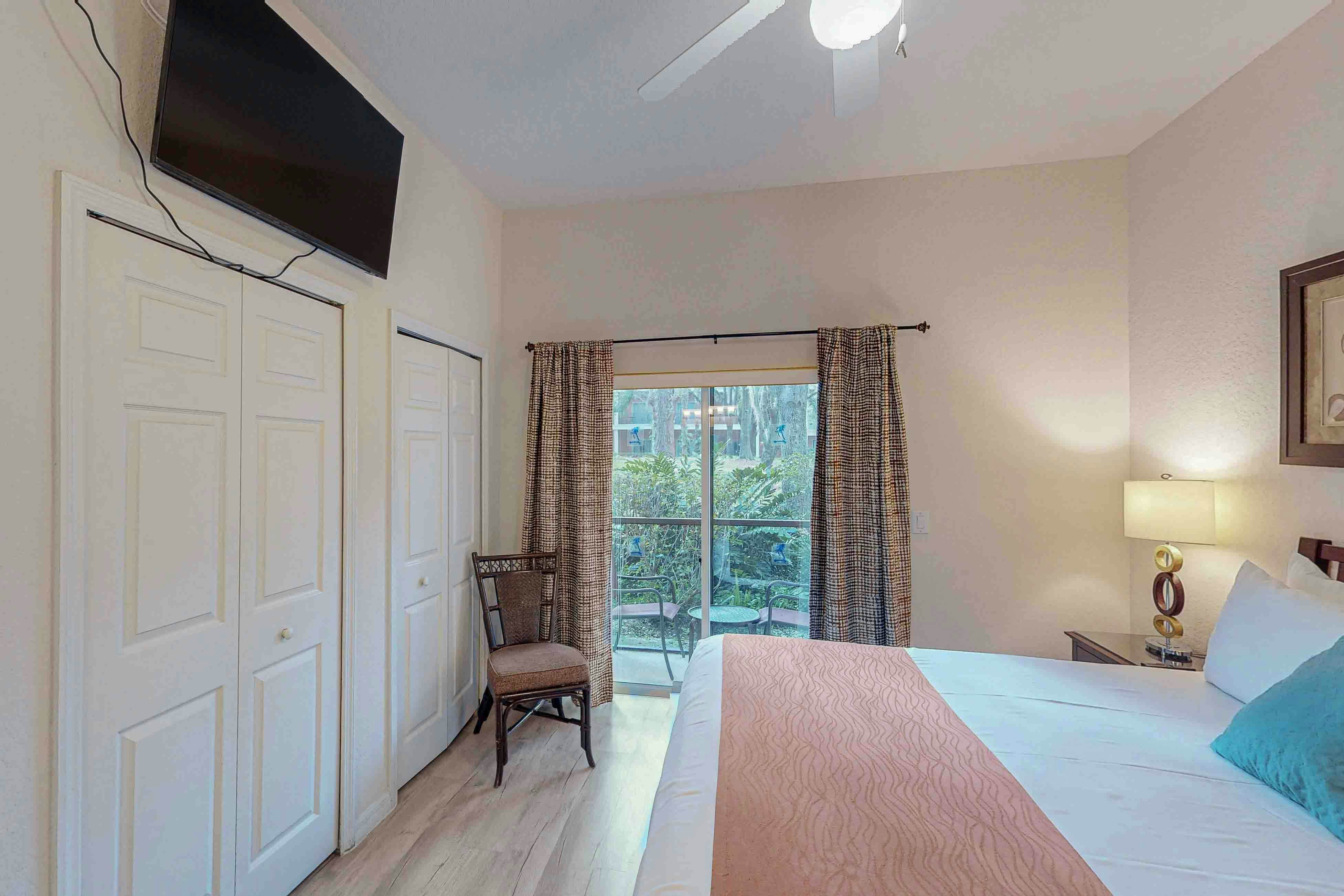 1st floor condo w/ basketball/tennis courts, near theme parks, & restaurant