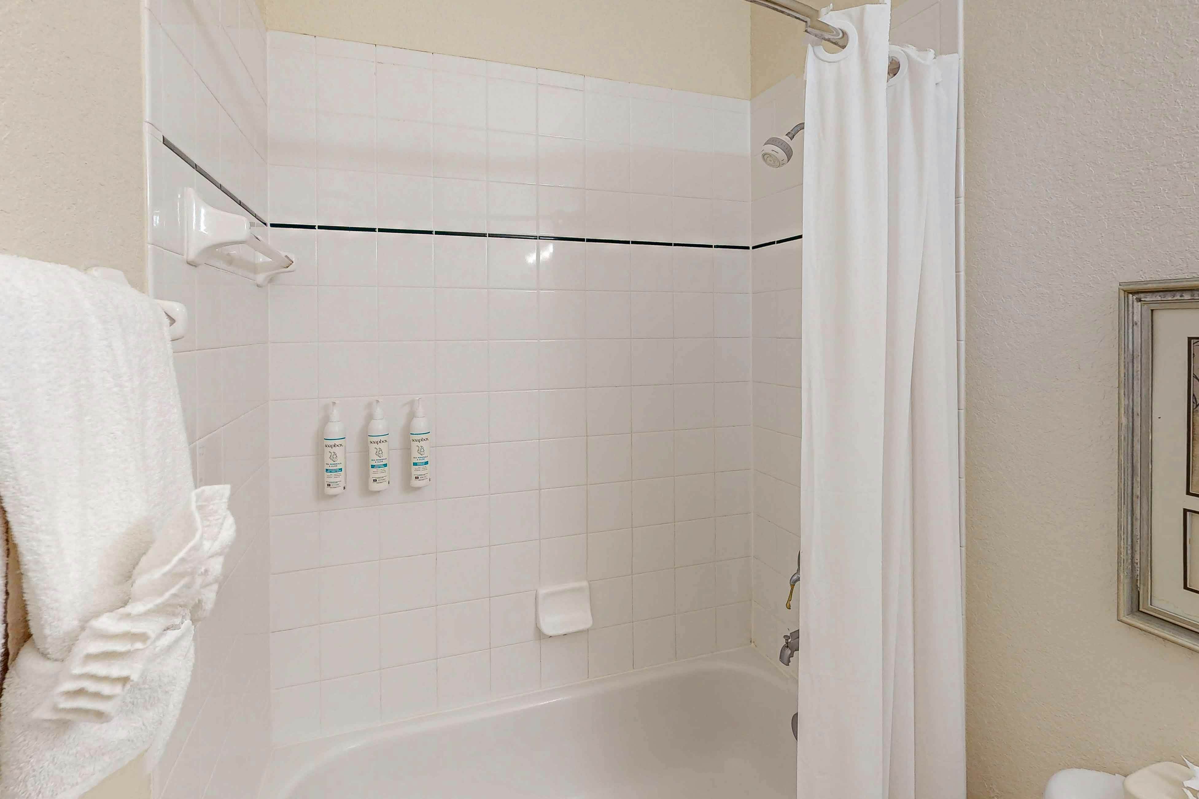 1st floor condo w/ basketball/tennis courts, near theme parks, & restaurant