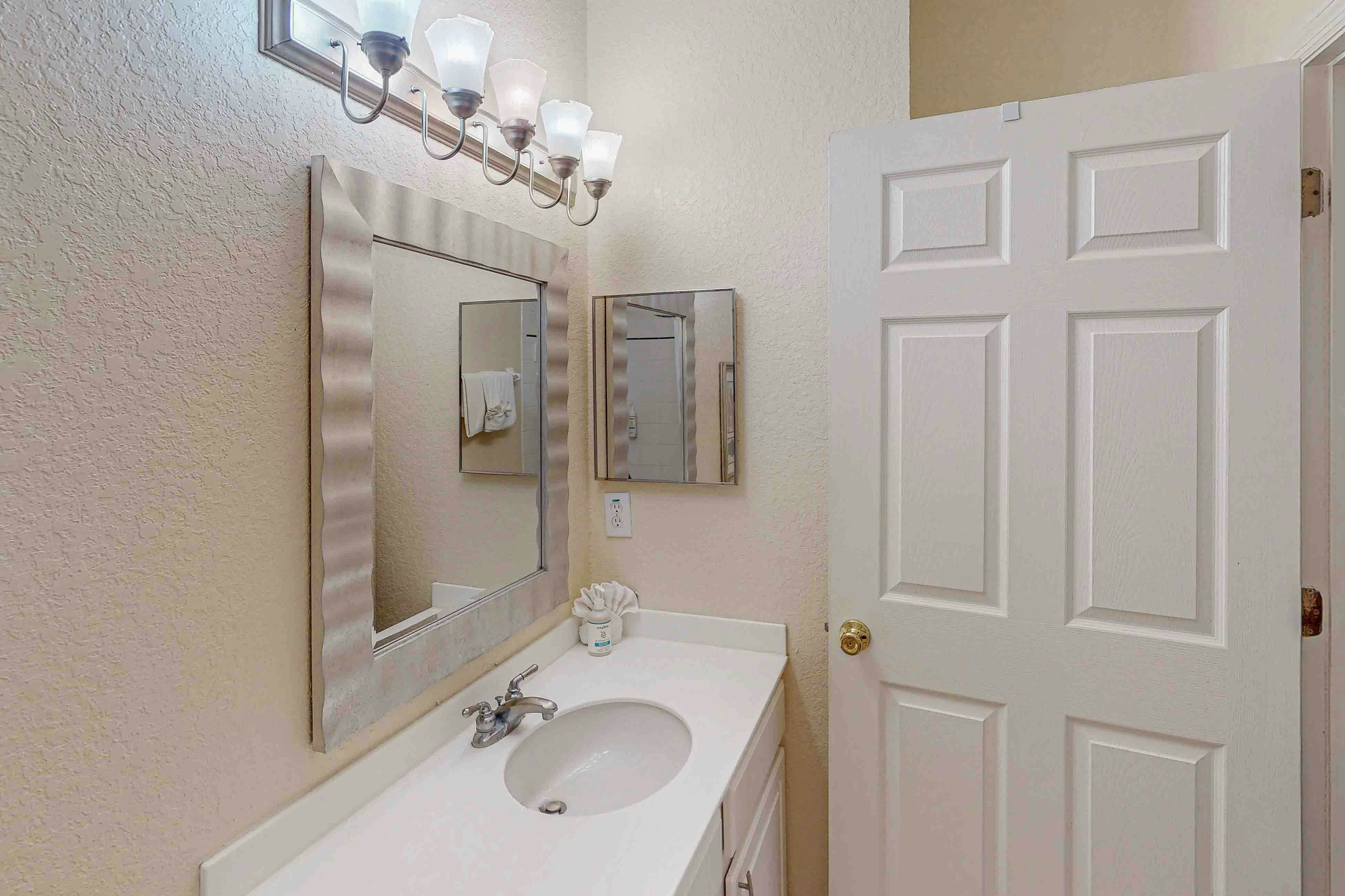 1st floor condo w/ basketball/tennis courts, near theme parks, & restaurant