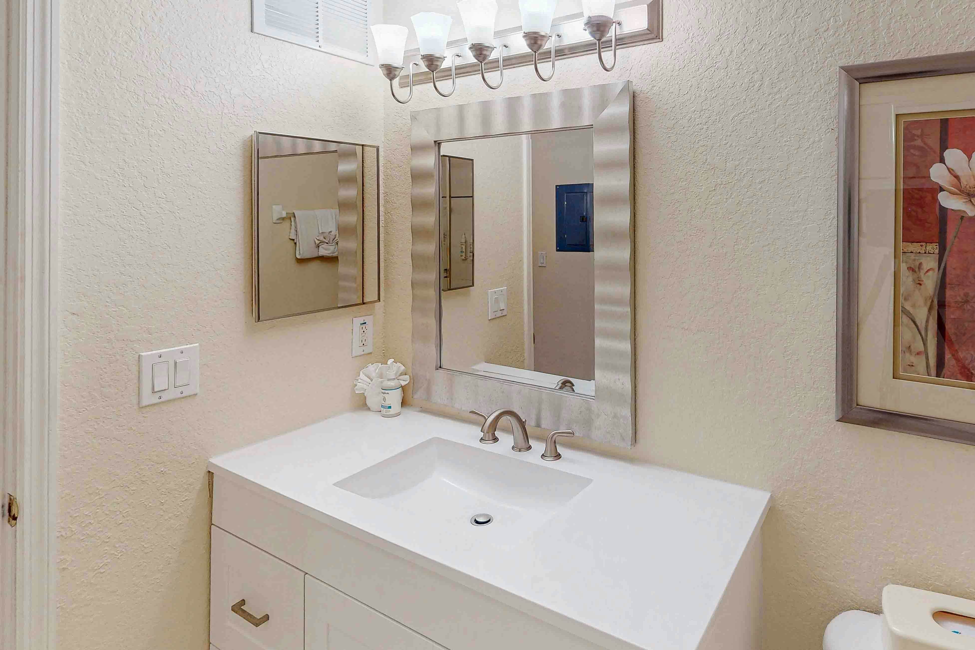 1st floor condo w/ basketball/tennis courts, near theme parks, & restaurant