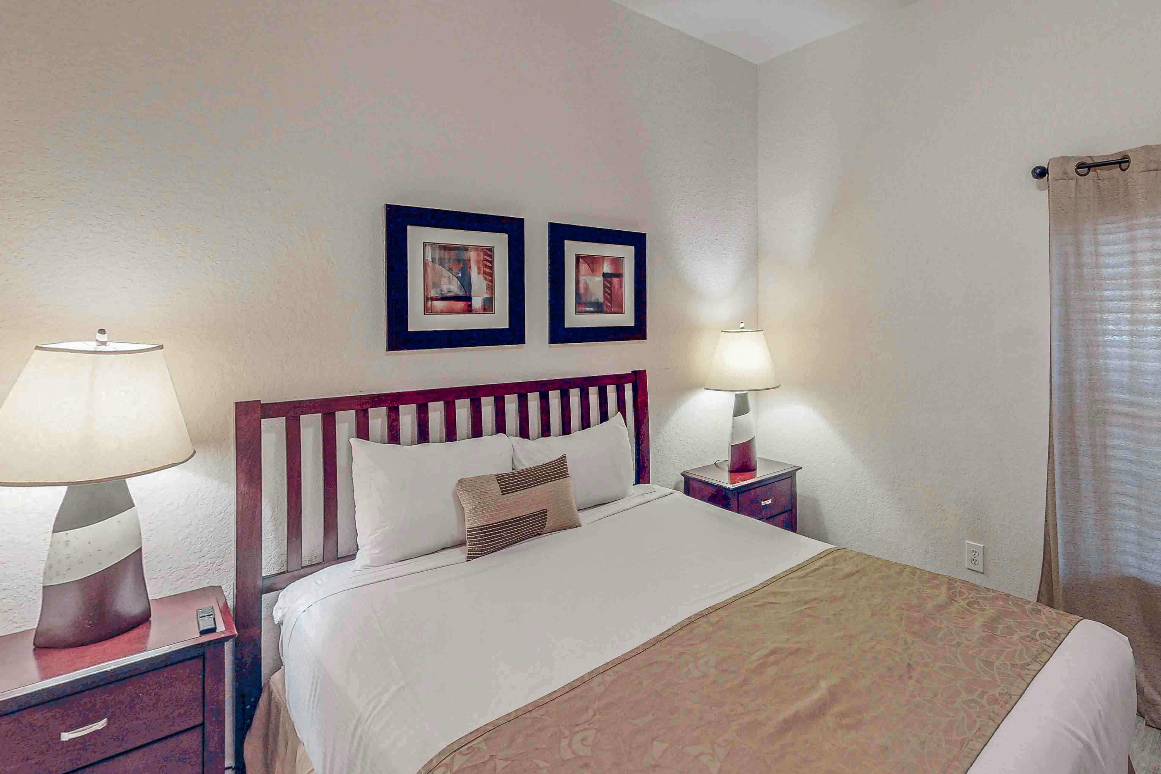 1st floor condo w/ basketball/tennis courts, near theme parks, & restaurant