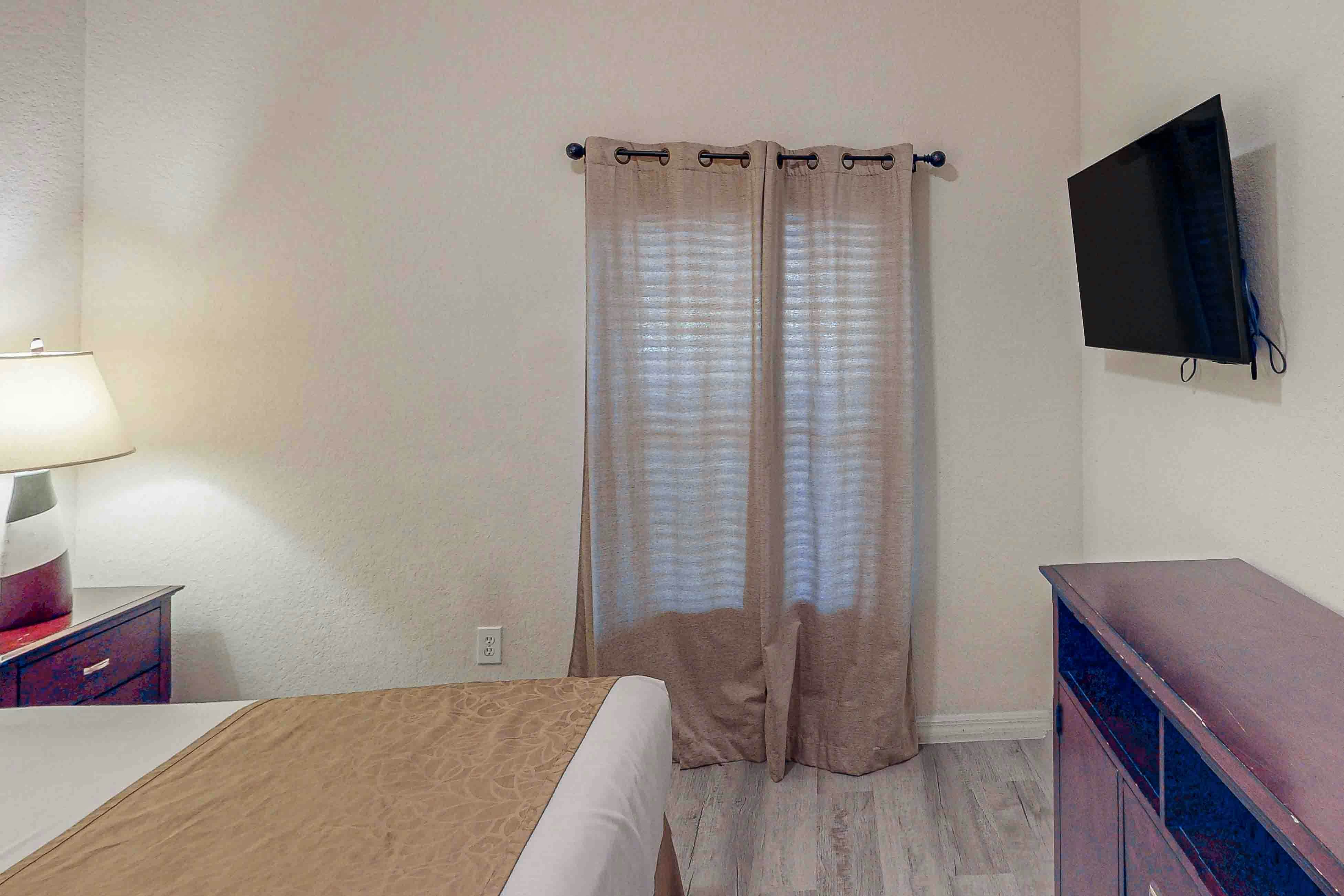 1st floor condo w/ basketball/tennis courts, near theme parks, & restaurant