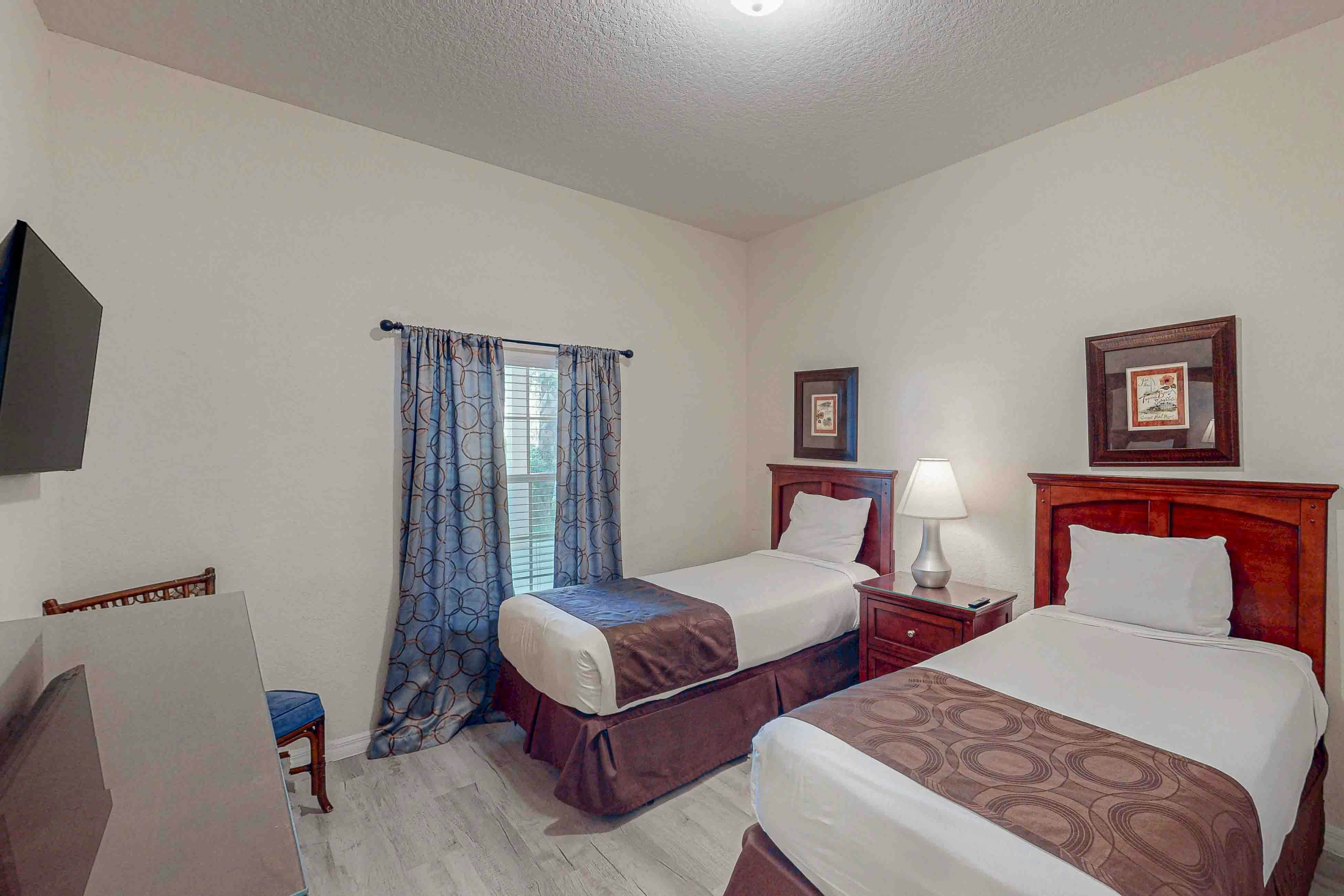 1st floor condo w/ basketball/tennis courts, near theme parks, & restaurant