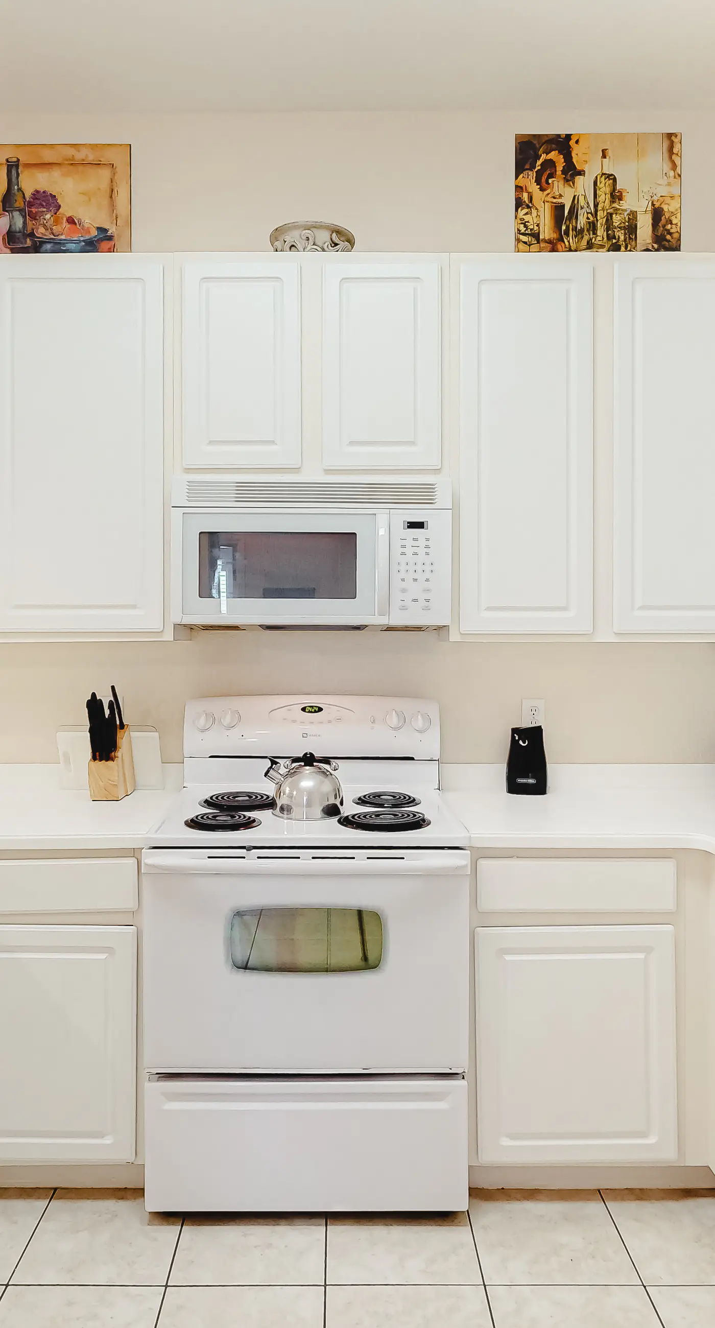 2nd floor condo w/ gym, basketball court, shared pools, restaurant, tennis court