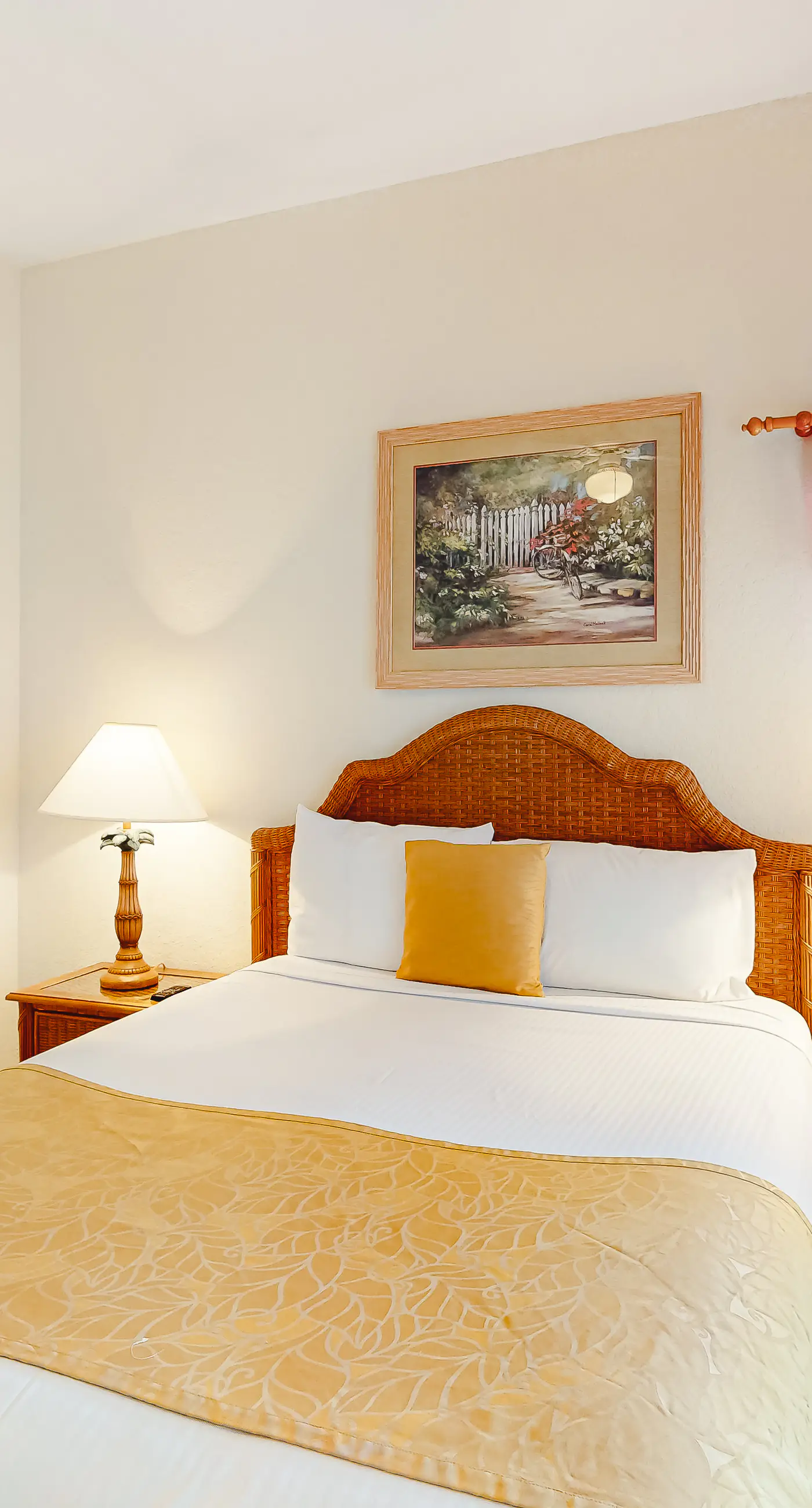 2nd floor condo w/ gym, basketball court, shared pools, restaurant, tennis court