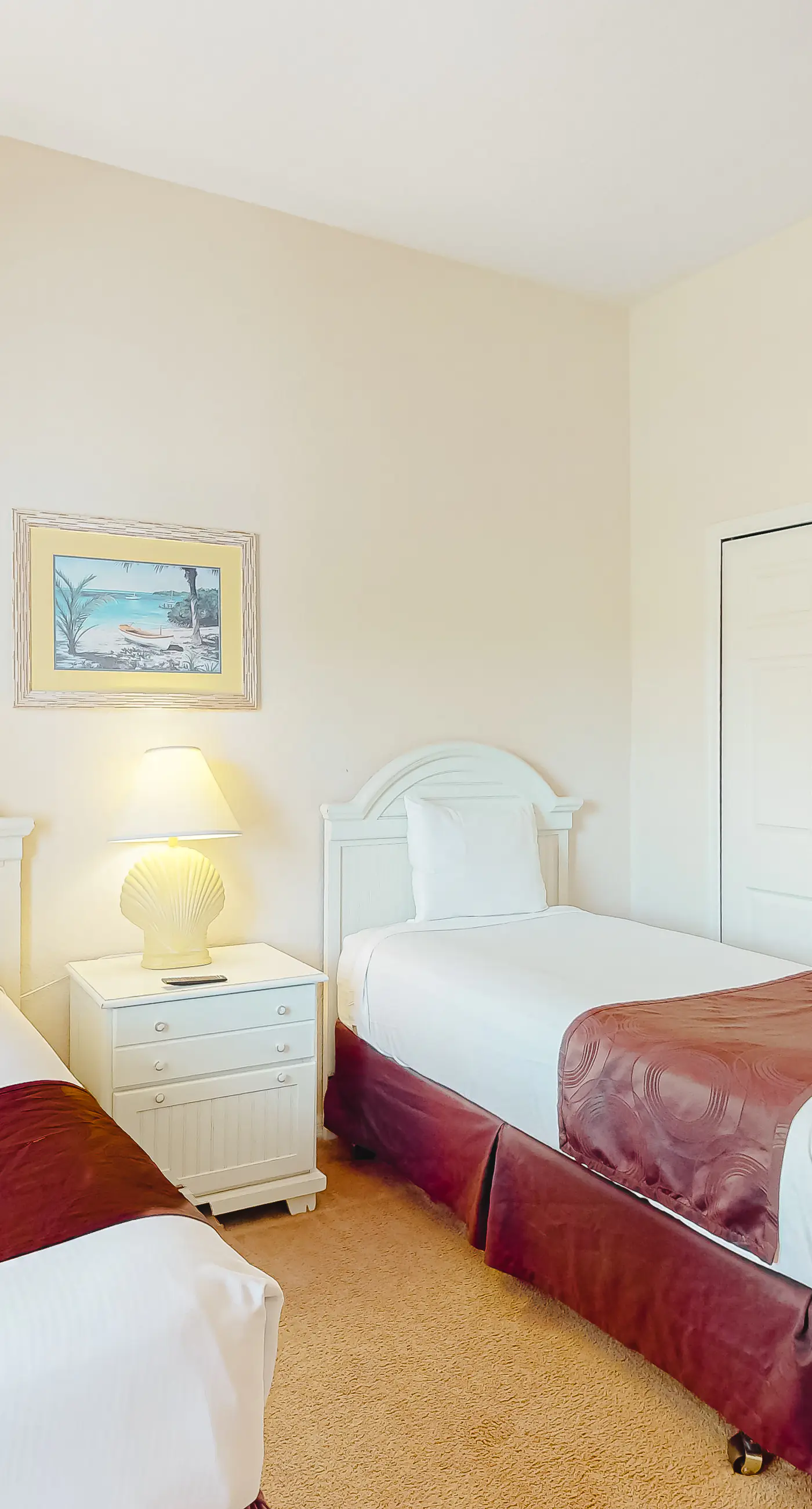2nd floor condo w/ gym, basketball court, shared pools, restaurant, tennis court