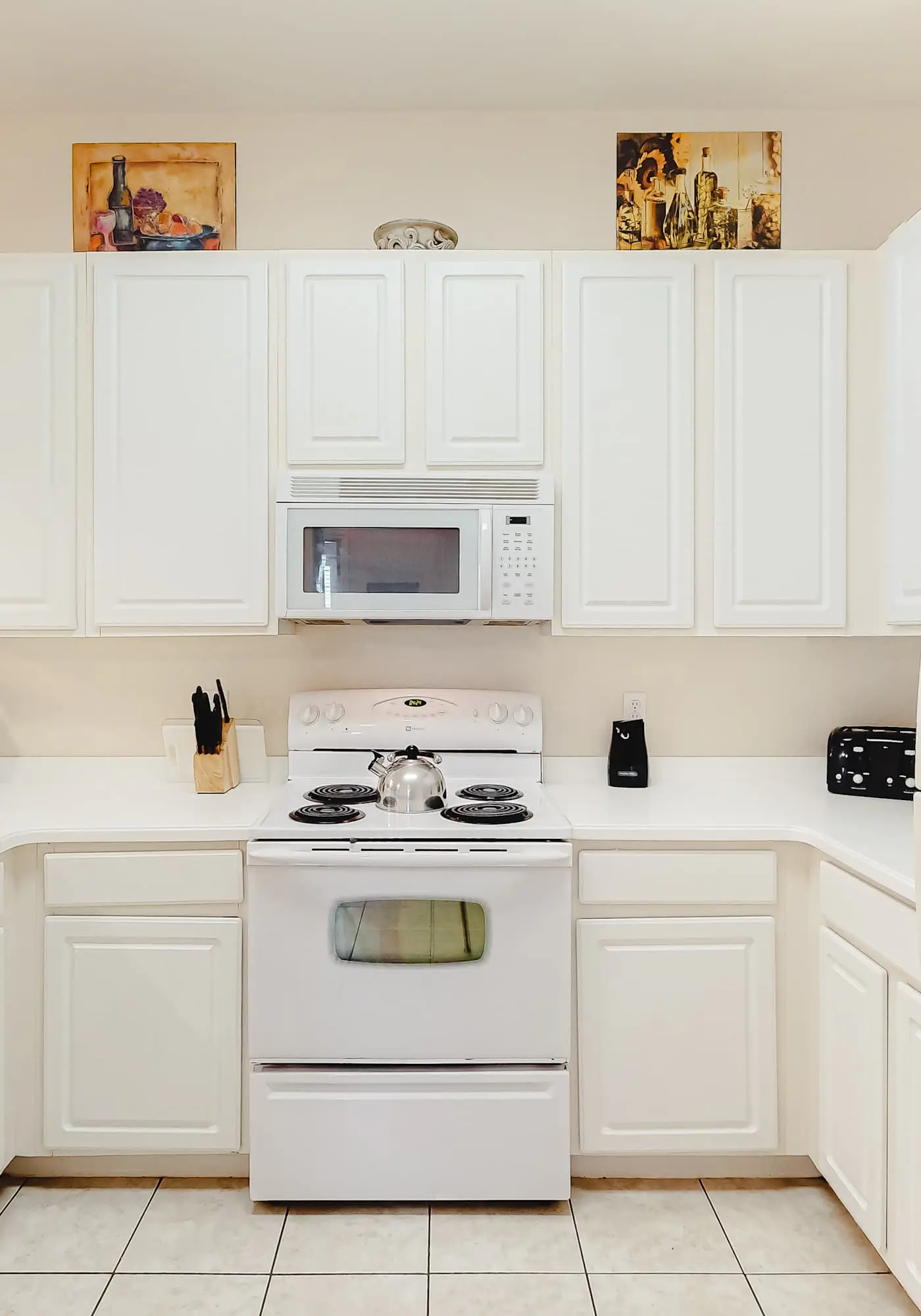 2nd floor condo w/ gym, basketball court, shared pools, restaurant, tennis court