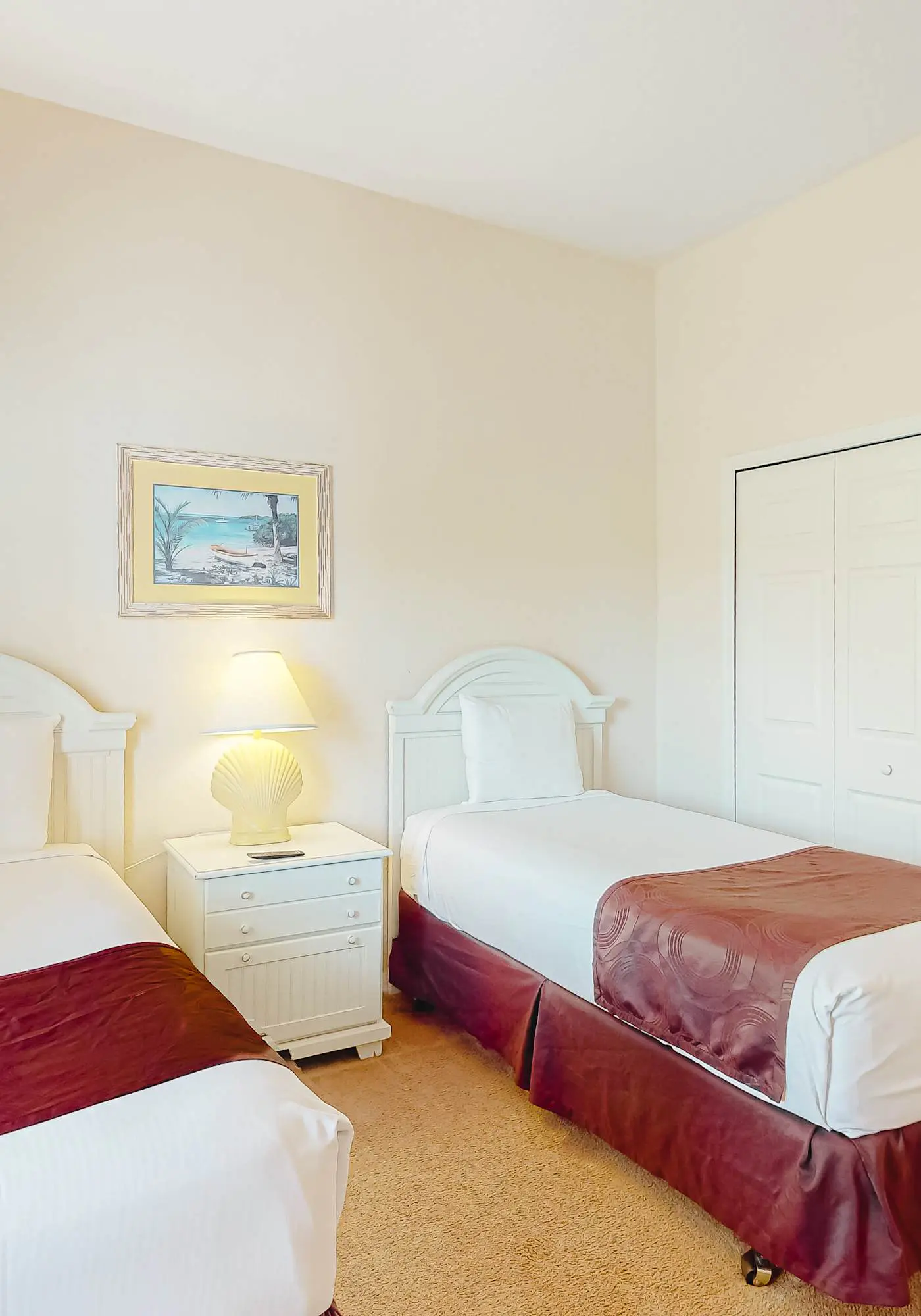 2nd floor condo w/ gym, basketball court, shared pools, restaurant, tennis court