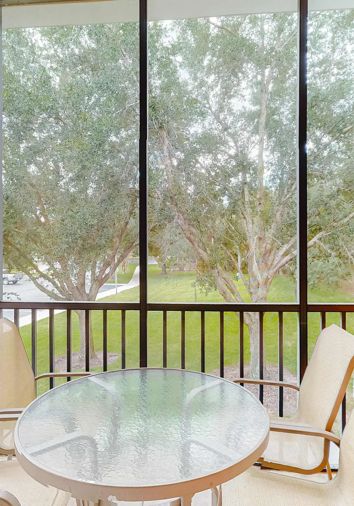 2nd floor condo w/ gym, basketball court, shared pools, restaurant, tennis court