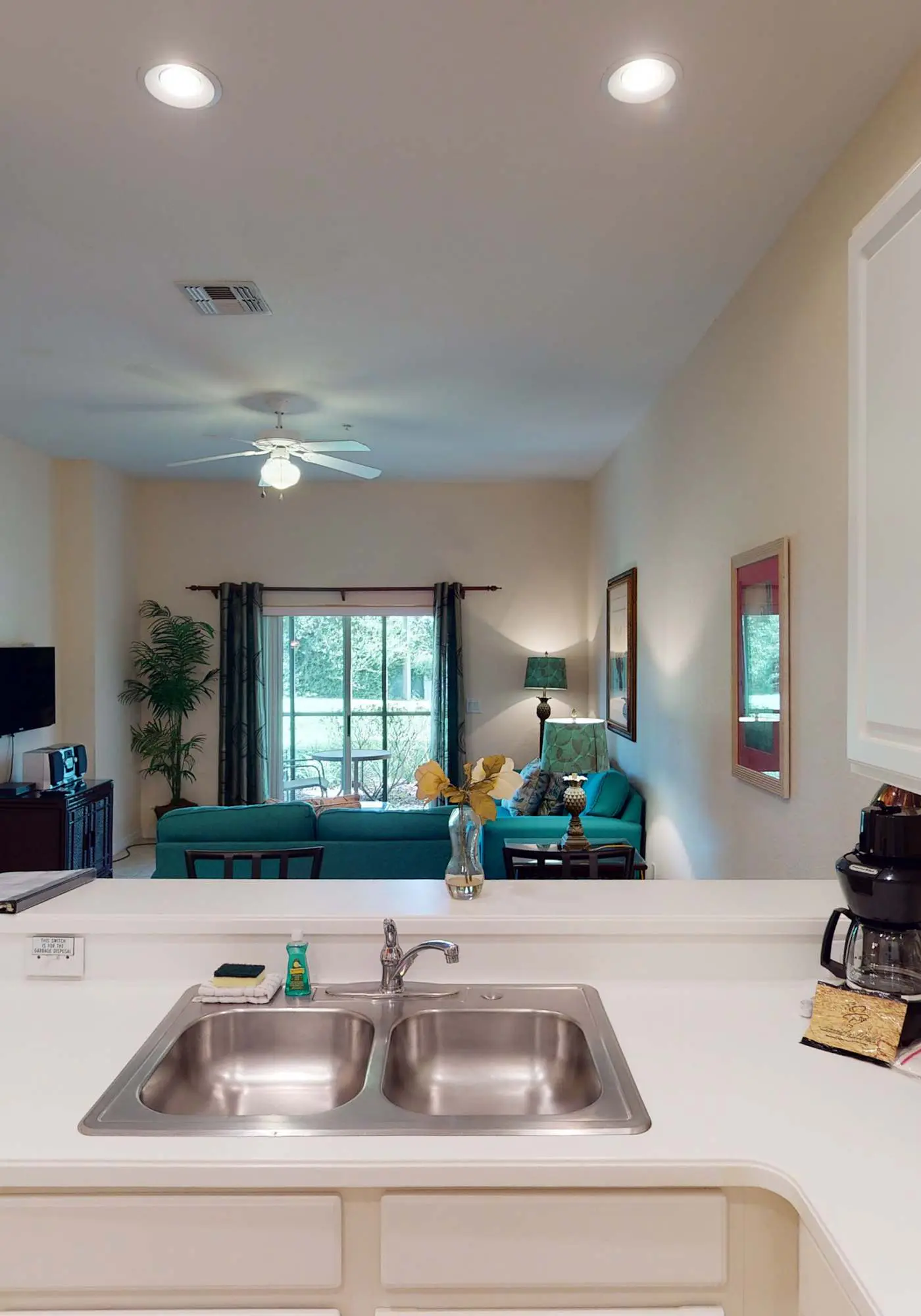1st floor condo w/ gym, tennis court, sauna, patio, restaurant, near theme parks