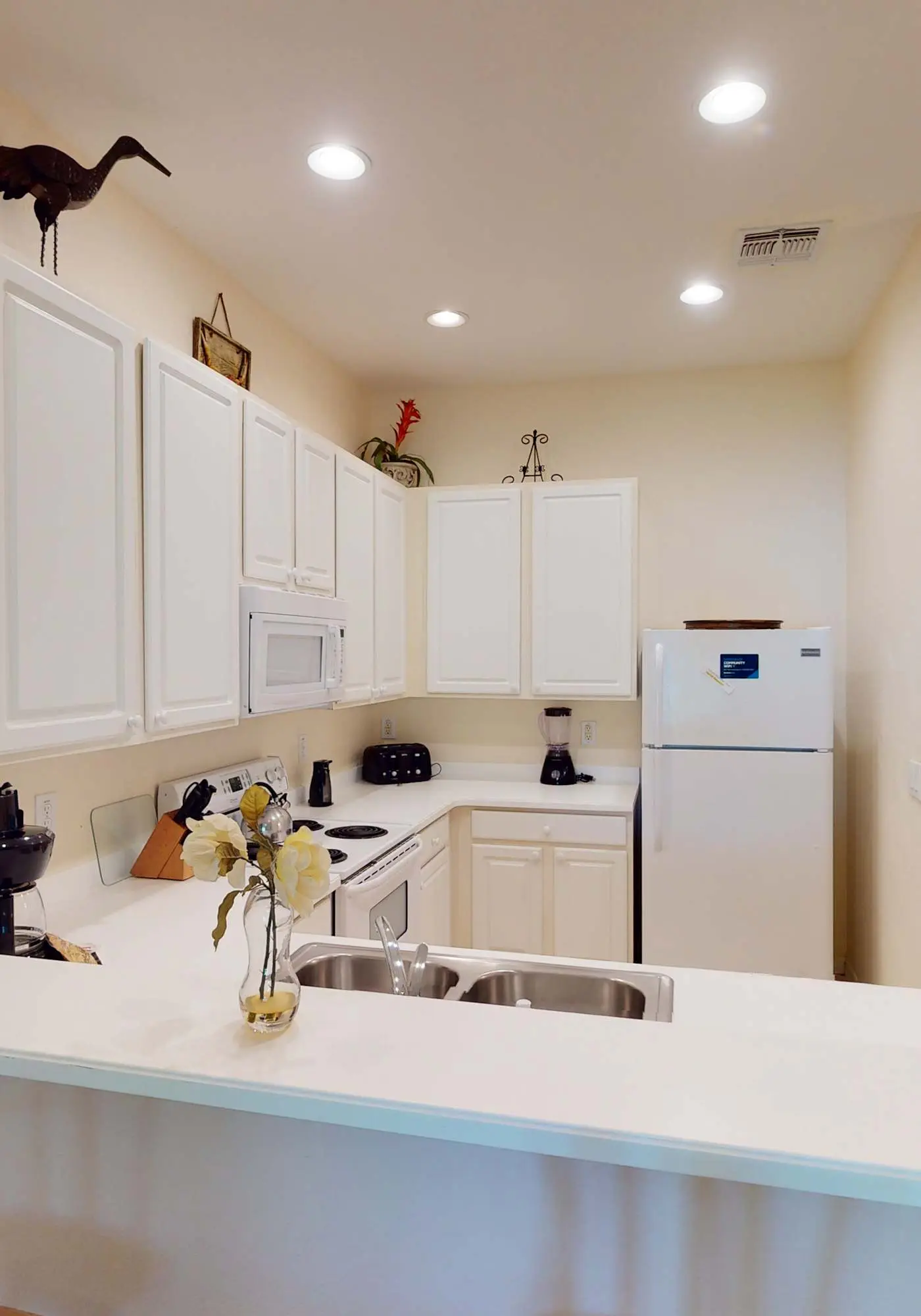 1st floor condo w/ gym, tennis court, sauna, patio, restaurant, near theme parks