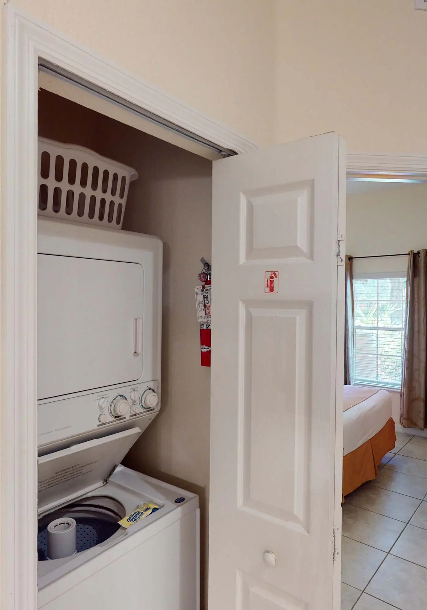 1st floor condo w/ gym, tennis court, sauna, patio, restaurant, near theme parks