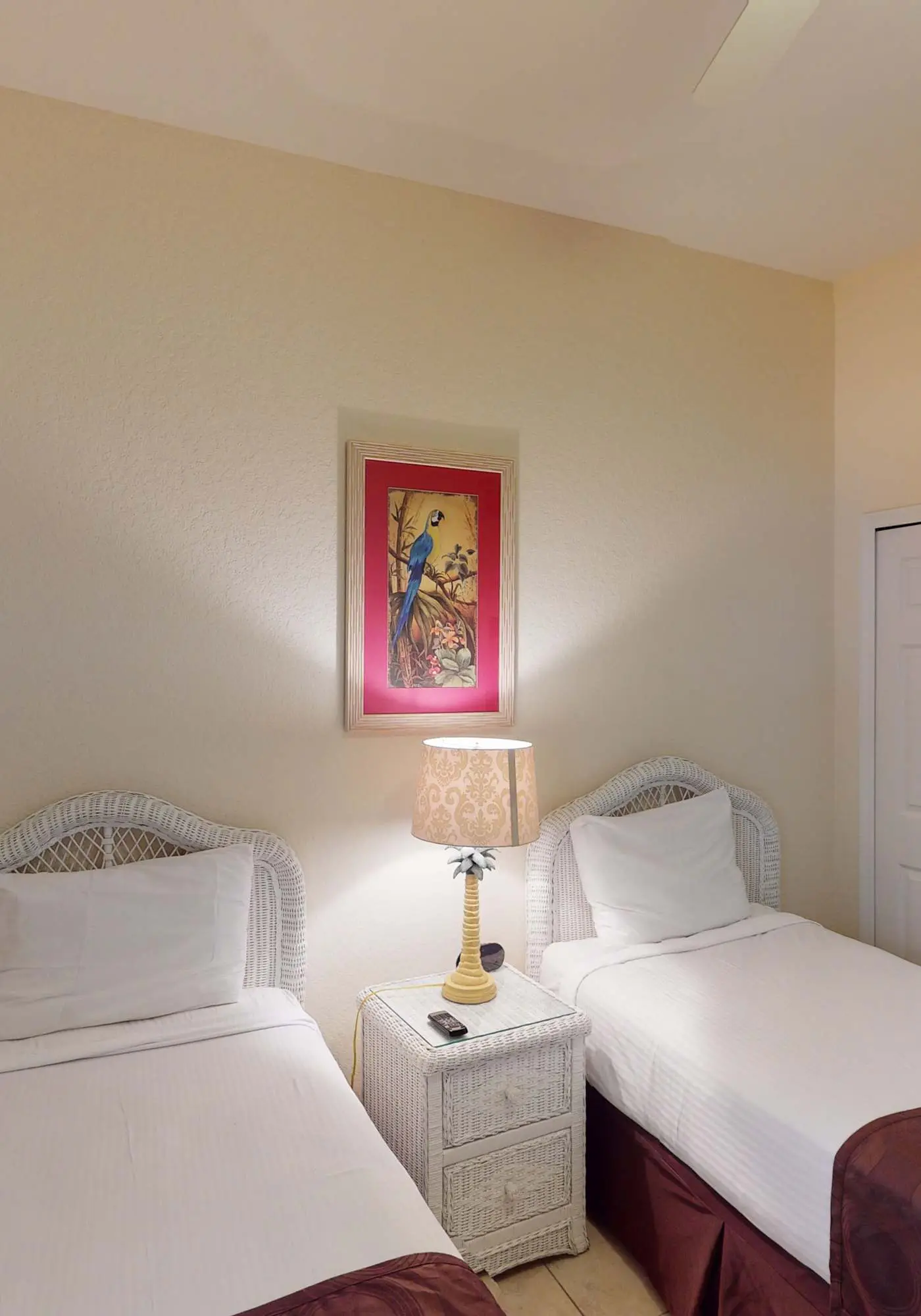 1st floor condo w/ gym, tennis court, sauna, patio, restaurant, near theme parks