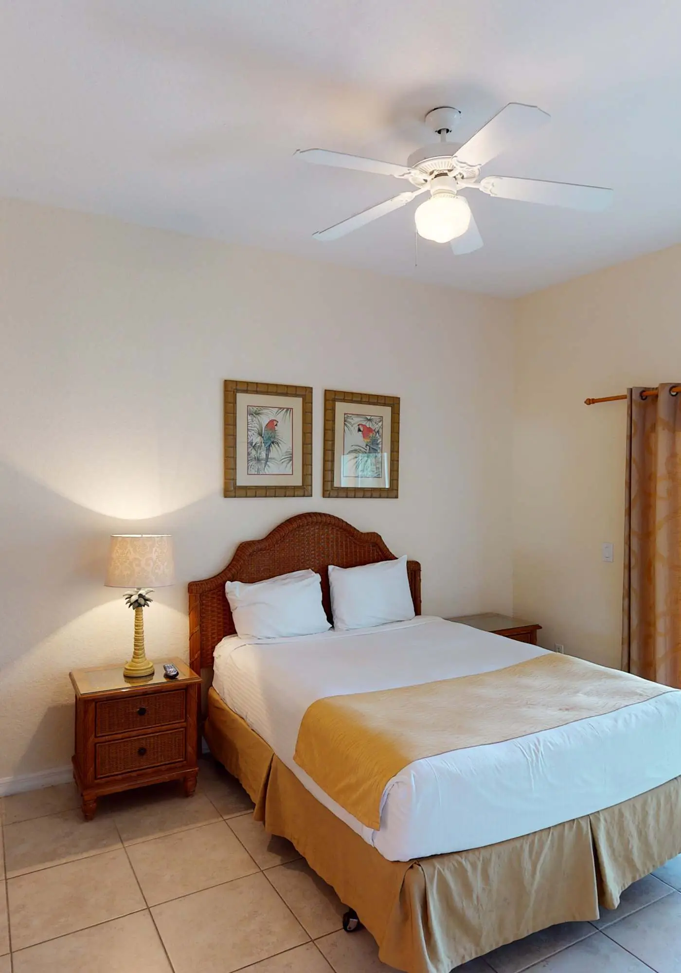 1st floor condo w/ gym, tennis court, sauna, patio, restaurant, near theme parks