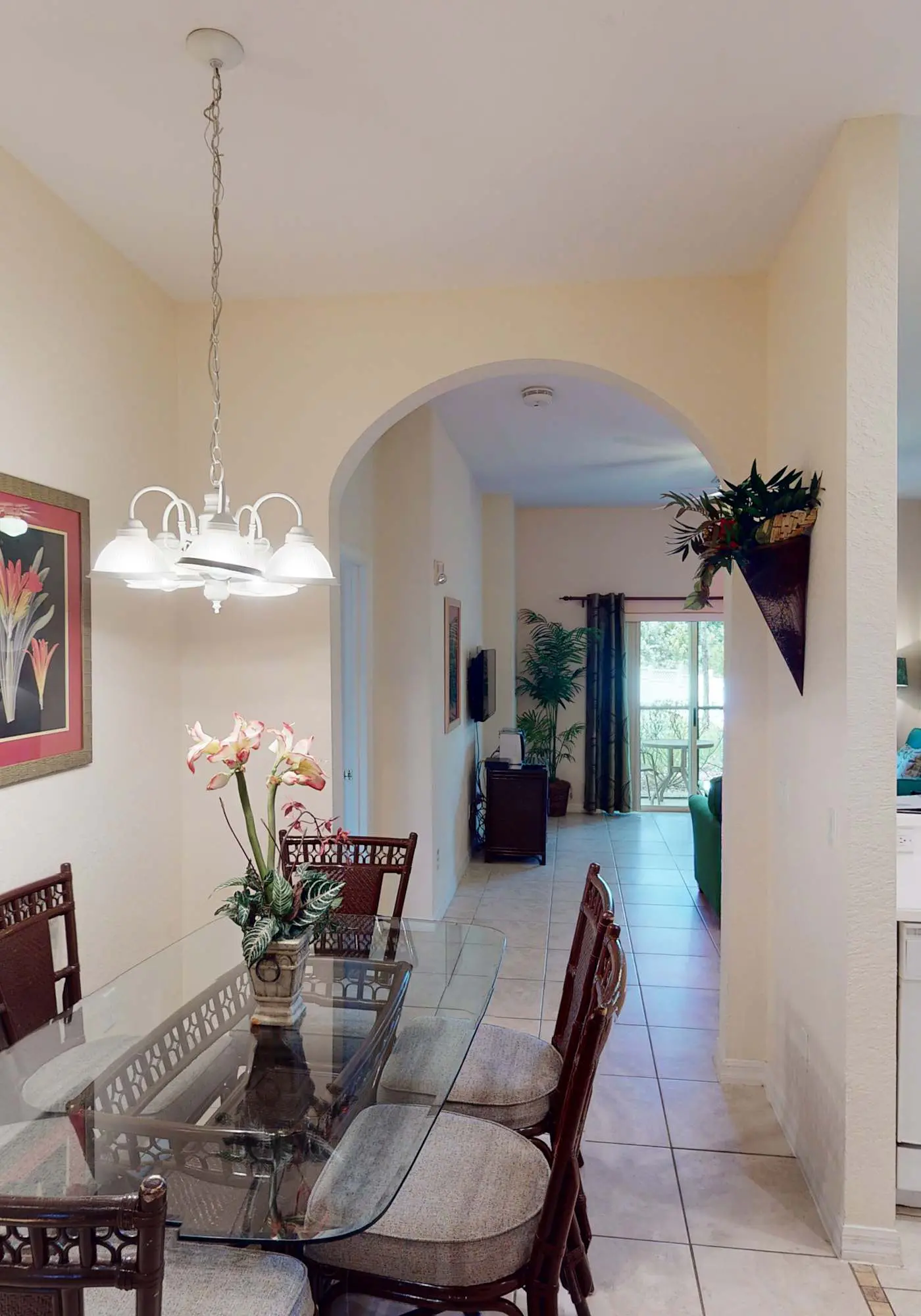 1st floor condo w/ gym, tennis court, sauna, patio, restaurant, near theme parks