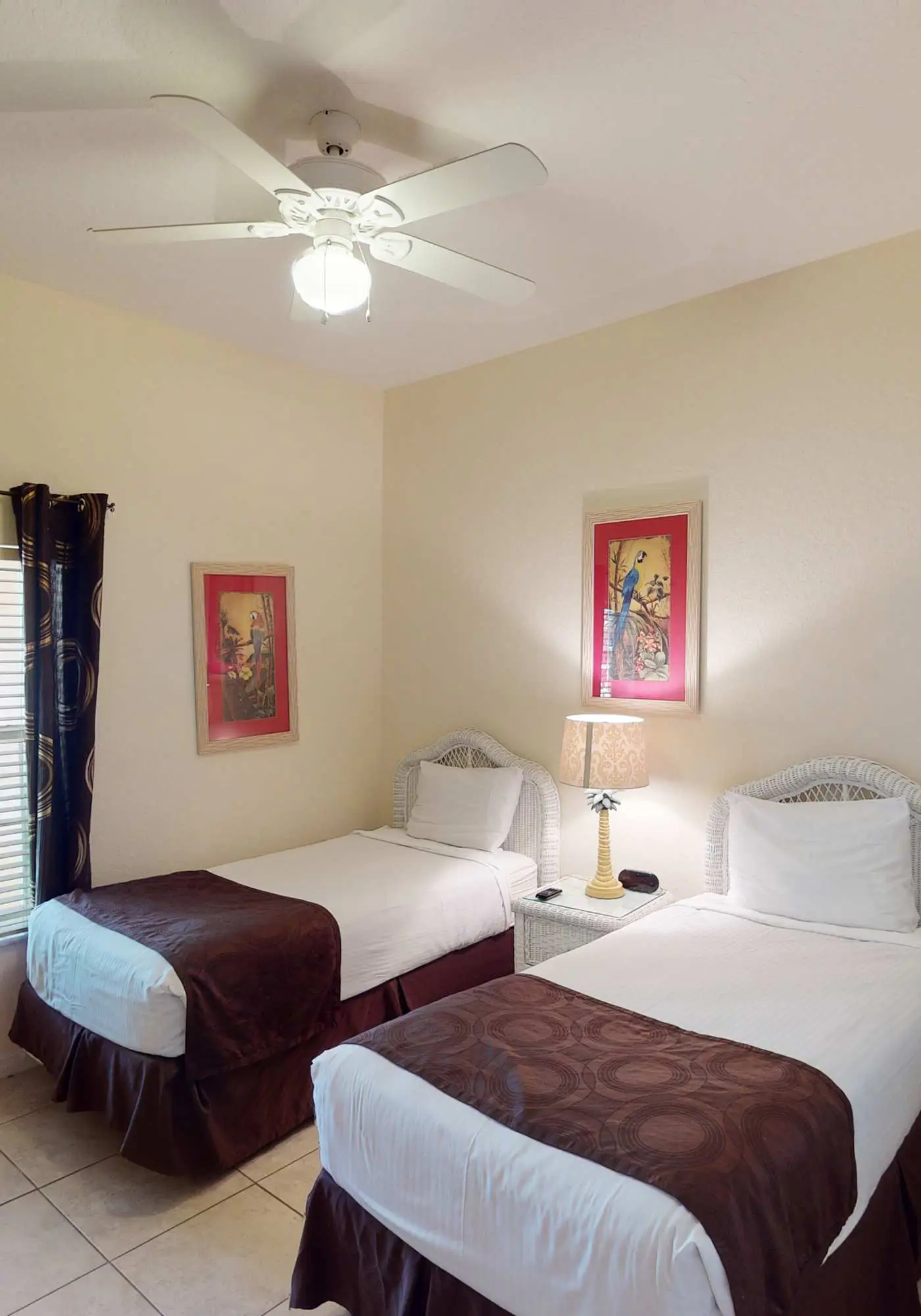 1st floor condo w/ gym, tennis court, sauna, patio, restaurant, near theme parks
