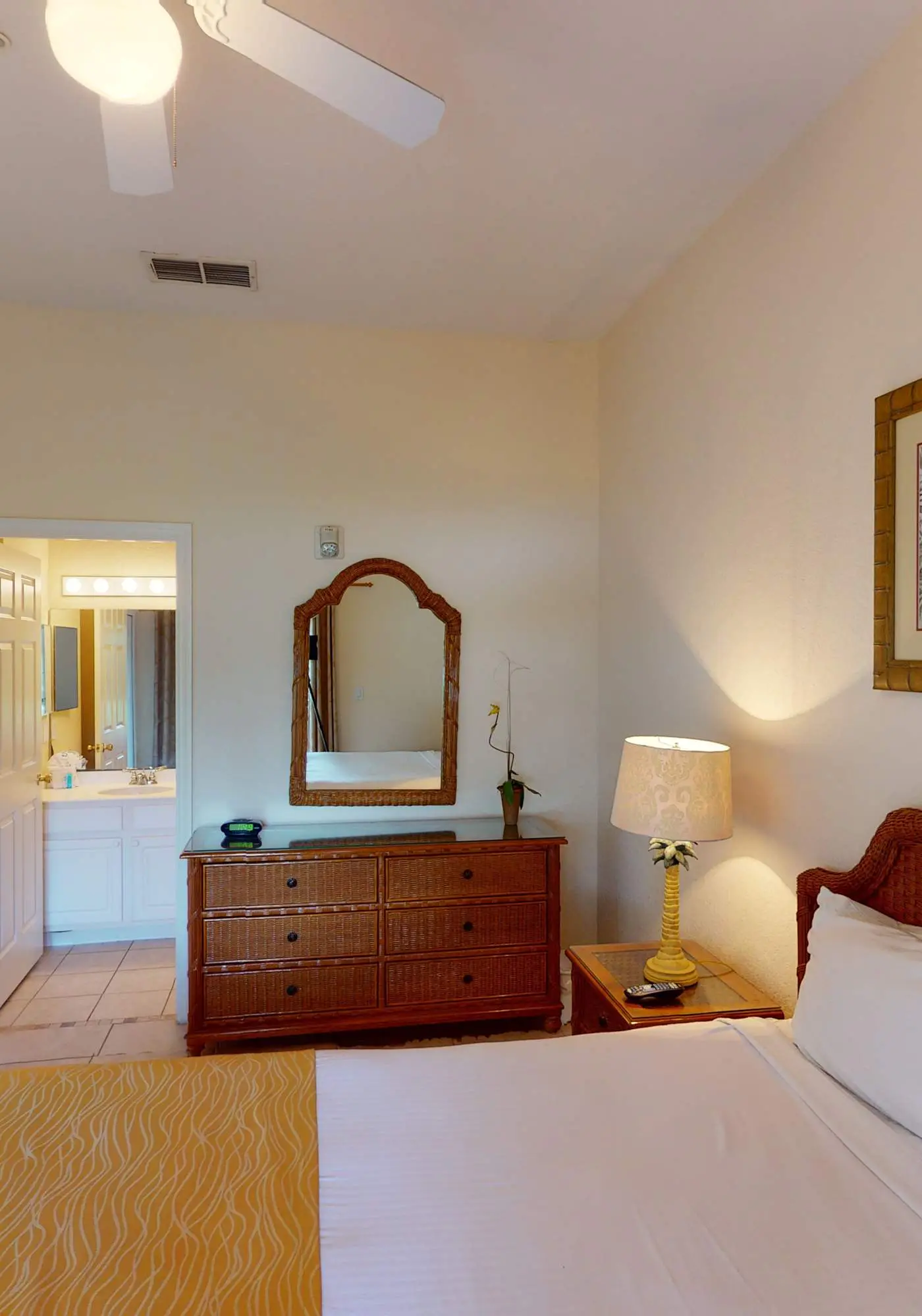 1st floor condo w/ gym, tennis court, sauna, patio, restaurant, near theme parks