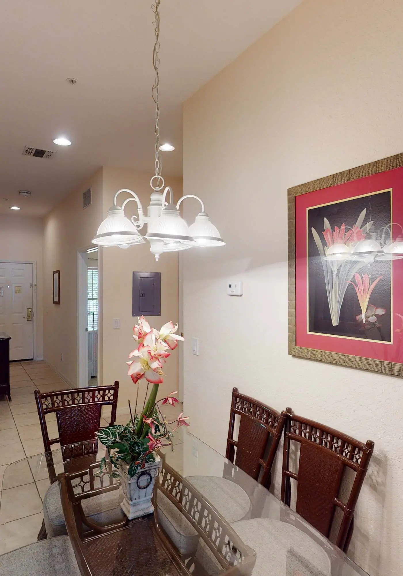 1st floor condo w/ gym, tennis court, sauna, patio, restaurant, near theme parks