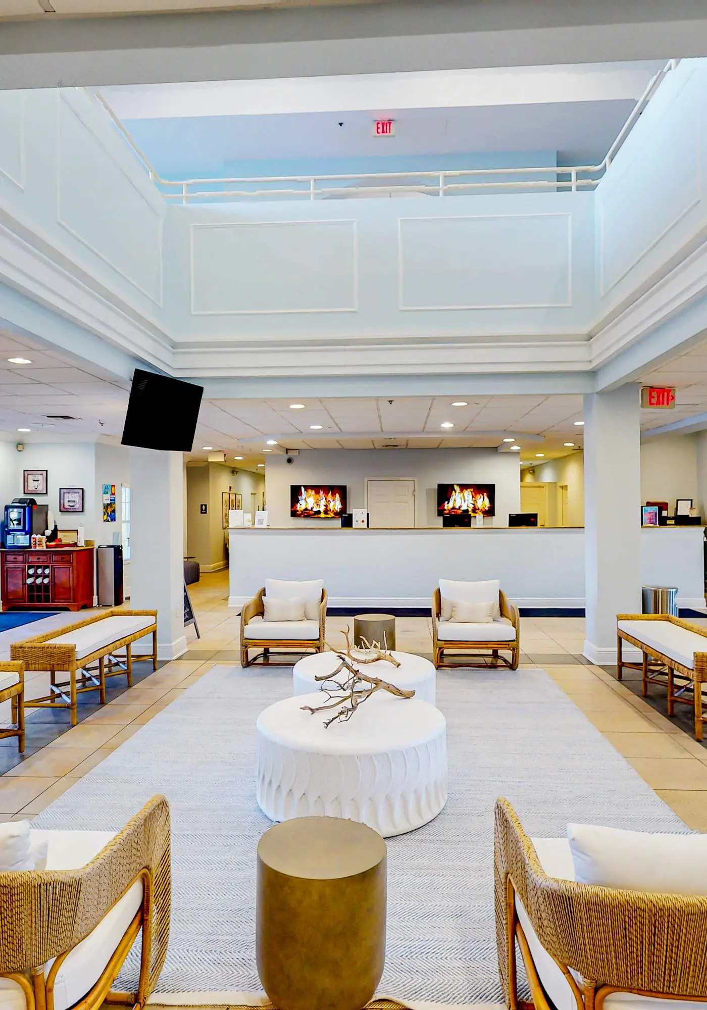 1st floor condo w/ gym, tennis court, sauna, patio, restaurant, near theme parks