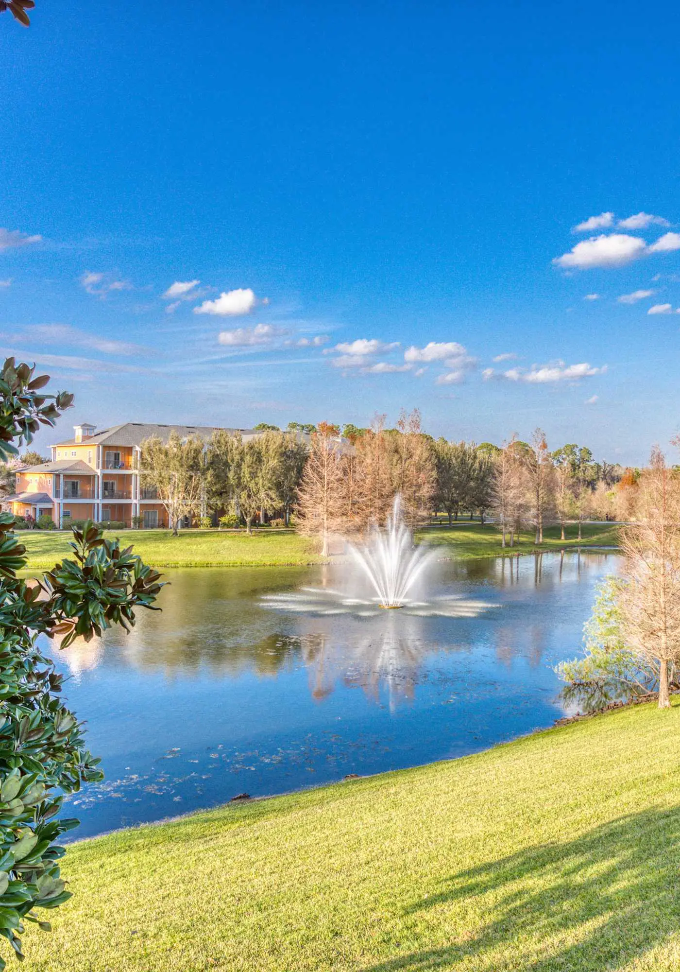 1st floor condo w/ gym, tennis court, sauna, patio, restaurant, near theme parks
