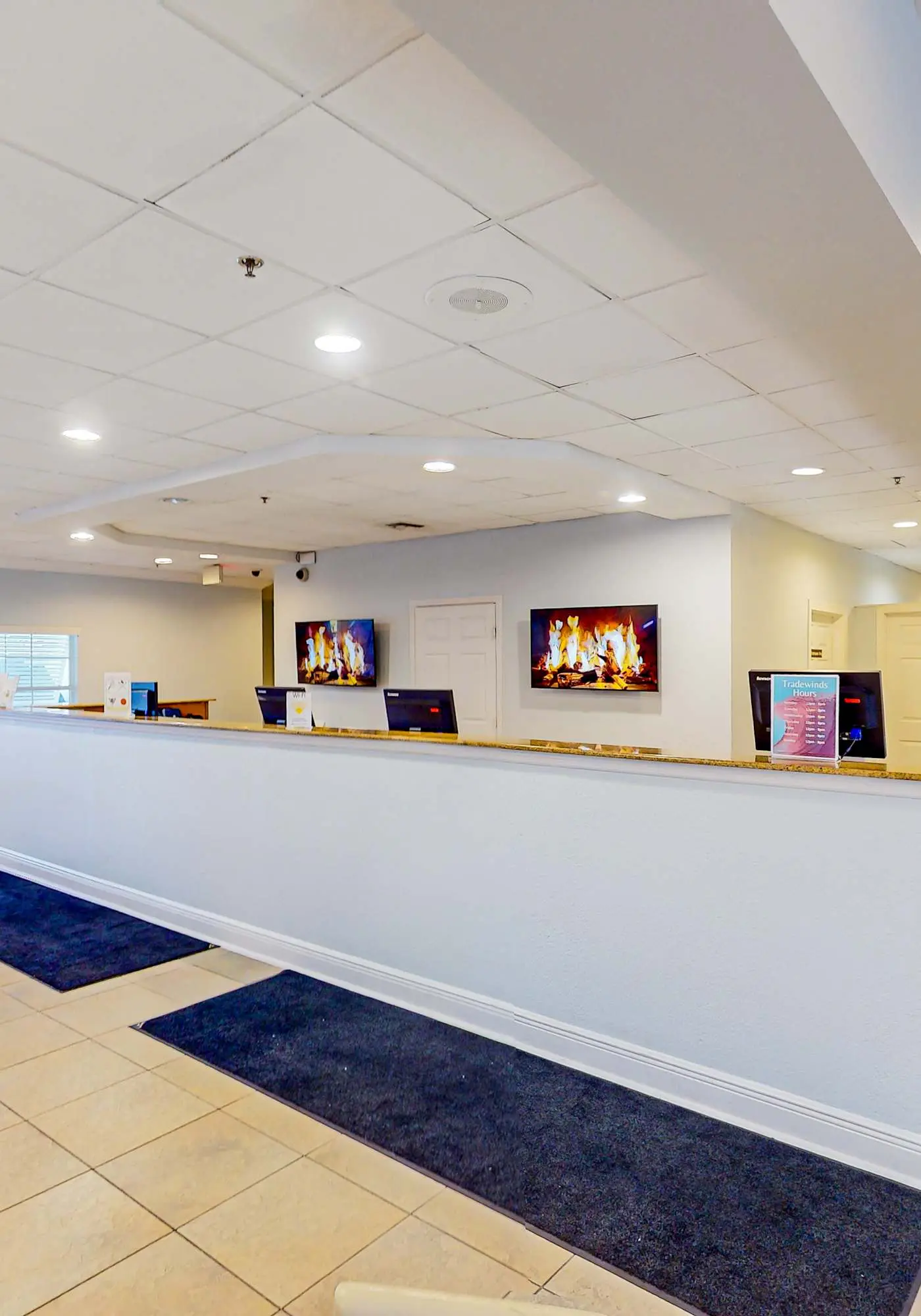 1st floor condo w/ gym, tennis court, sauna, patio, restaurant, near theme parks