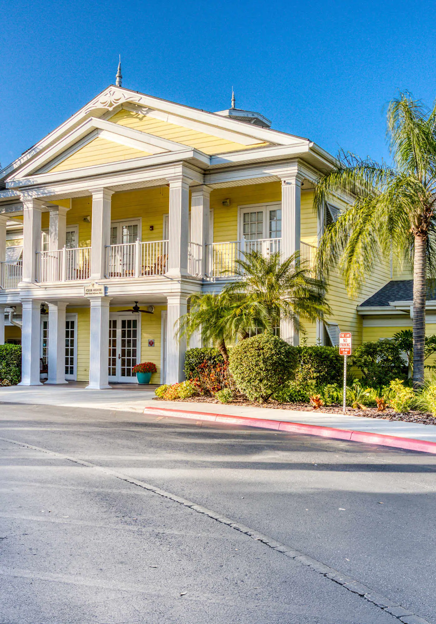 1st floor condo w/ gym, tennis court, sauna, patio, restaurant, near theme parks