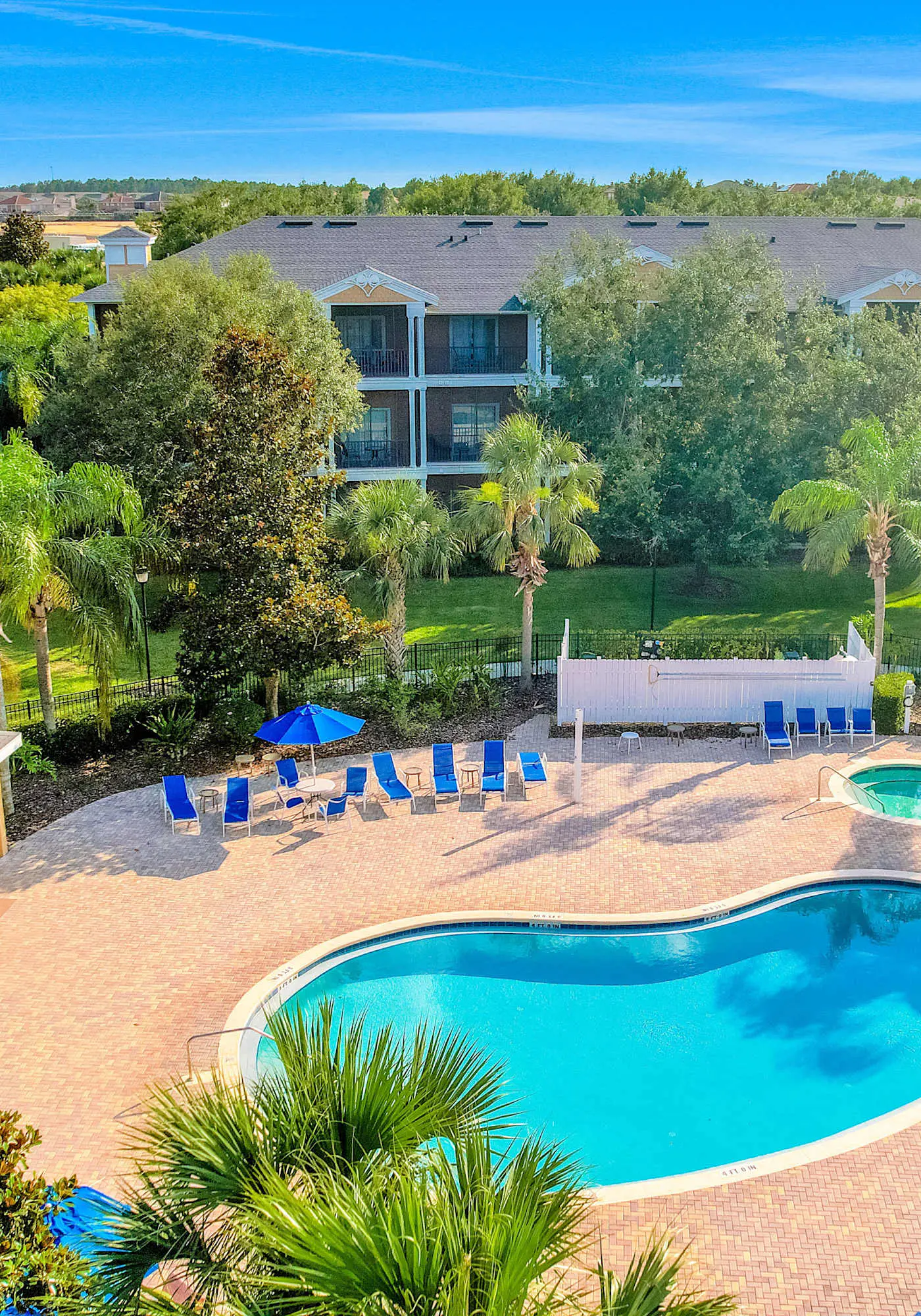 1st floor condo w/ gym, tennis court, sauna, patio, restaurant, near theme parks
